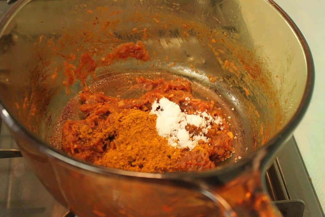 印度カリー子さんのインスタグラム写真 - (印度カリー子Instagram)「【レシピ】スパイス初心者におすすめ！かんたん♪チキンカレー  野菜の甘みたっぷりの優しい味わい。ごはんによく合います  ゴールデンウィークにぜひ作ってみてね！  材料（2人分） ・鶏もも肉　300g ・玉ねぎ　1個（200g） ・トマト　1個（200g） ・にんにく　1かけ ・しょうが　1かけ ・水　150ml ・ヨーグルト　50g ・バター　15g ・塩　小さじ1  スパイス ・クミン　小さじ1 ・コリアンダー　小さじ1 ・ターメリック　小さじ1/2 ・チリペッパー　小さじ1/2  下準備 ・玉ねぎはスライサーで薄スライス、トマトはざく切り ・にんにく、しょうがはみじん切り ・鶏もも肉は一口大に切る 作り方 ①バターを引いて、にんにく、しょうが、玉ねぎを炒める ②玉ねぎが茶色くなったら、トマトを加えて、実が潰れてしっかり水分が飛ぶまで炒める ③スパイス、塩を加えて弱火で1分ほど炒め合わせる ④水、鶏もも肉を加えてごく弱火で15分ほど蒸し煮にする ⑤よくかき混ぜたヨーグルトを加えて完成！  ★愛用している透明鍋はVISIONS ソースパン2.5L。 @corelle_pyrex #pr  調理中もテンション上がるし、このまま出しても可愛い！！大好きです」4月27日 19時09分 - indocurryko