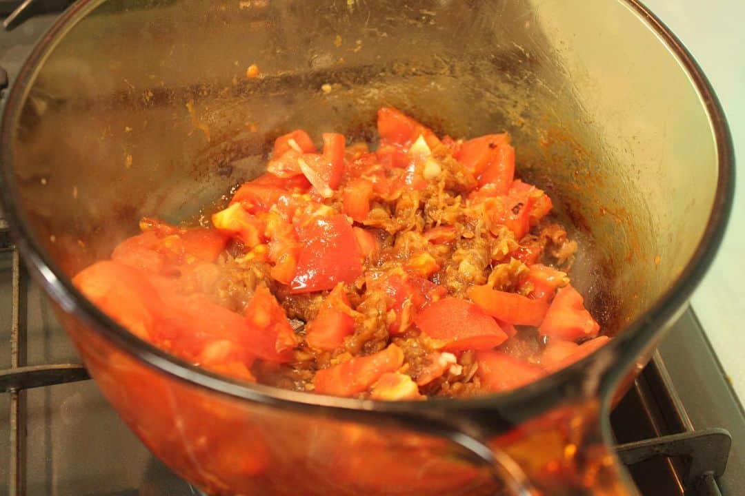 印度カリー子さんのインスタグラム写真 - (印度カリー子Instagram)「【レシピ】スパイス初心者におすすめ！かんたん♪チキンカレー  野菜の甘みたっぷりの優しい味わい。ごはんによく合います  ゴールデンウィークにぜひ作ってみてね！  材料（2人分） ・鶏もも肉　300g ・玉ねぎ　1個（200g） ・トマト　1個（200g） ・にんにく　1かけ ・しょうが　1かけ ・水　150ml ・ヨーグルト　50g ・バター　15g ・塩　小さじ1  スパイス ・クミン　小さじ1 ・コリアンダー　小さじ1 ・ターメリック　小さじ1/2 ・チリペッパー　小さじ1/2  下準備 ・玉ねぎはスライサーで薄スライス、トマトはざく切り ・にんにく、しょうがはみじん切り ・鶏もも肉は一口大に切る 作り方 ①バターを引いて、にんにく、しょうが、玉ねぎを炒める ②玉ねぎが茶色くなったら、トマトを加えて、実が潰れてしっかり水分が飛ぶまで炒める ③スパイス、塩を加えて弱火で1分ほど炒め合わせる ④水、鶏もも肉を加えてごく弱火で15分ほど蒸し煮にする ⑤よくかき混ぜたヨーグルトを加えて完成！  ★愛用している透明鍋はVISIONS ソースパン2.5L。 @corelle_pyrex #pr  調理中もテンション上がるし、このまま出しても可愛い！！大好きです」4月27日 19時09分 - indocurryko