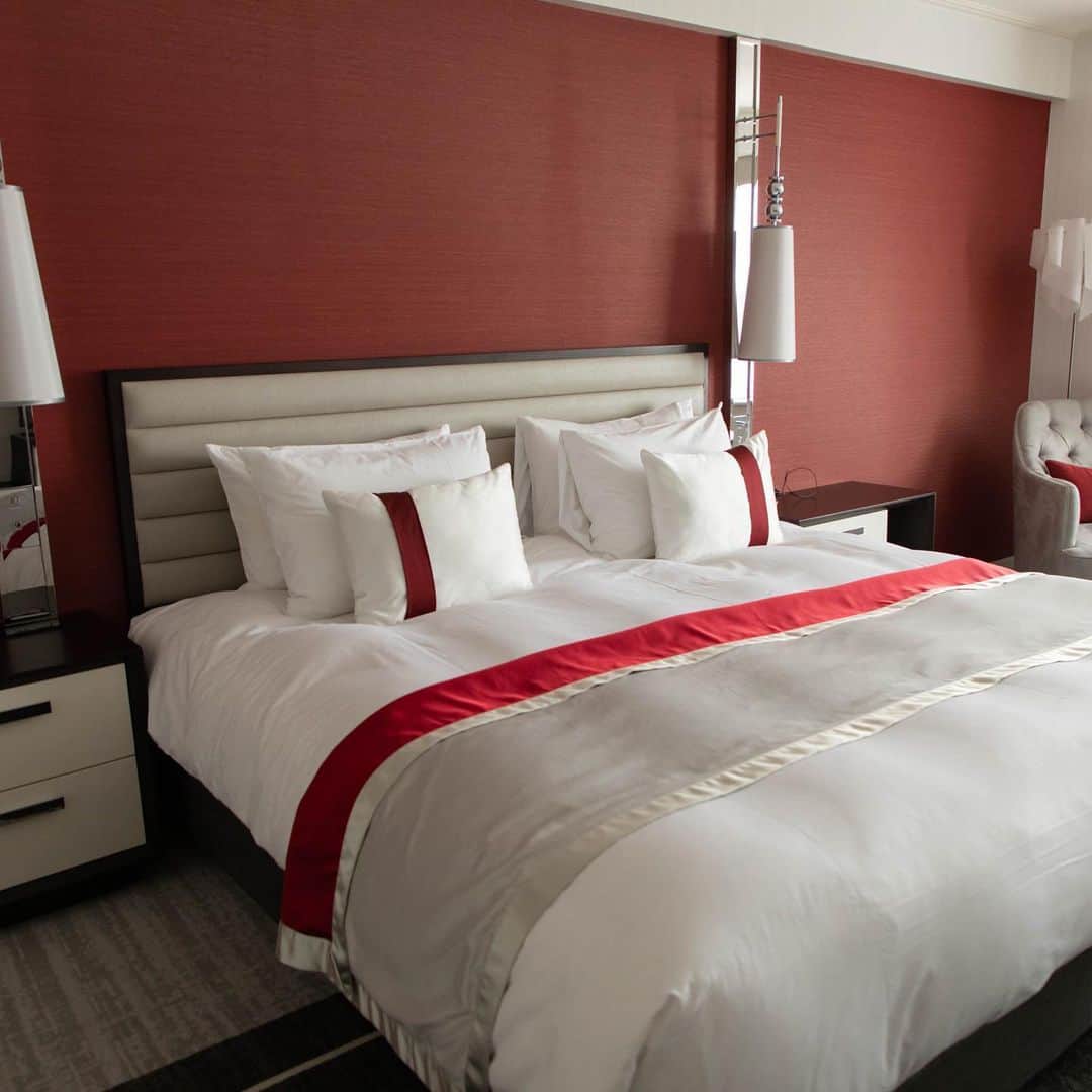 東京プリンスホテルさんのインスタグラム写真 - (東京プリンスホテルInstagram)「赤を基調としたクラシカルな空間でのホテルステイ。  ホテルでゆっくりくつろぎたい✨ という方は🛏の絵文字で教えてください♩  A stylish, comfy guest room dressed in deep, calming reds.  Who’s up for a wholly relaxing hotel getaway??  Let us know by dropping a “🛏” emoji in the comments!  Share your own images with us by tagging @tokyoprincehotel  —————————————————————  #ホカンス #ホカンス東京 #ホテルステイ #stayathotel #tokyoprincehotel #princehotels #tokyo #japan #tokyohotel #hotellife #staycation #tokyotower #東京プリンスホテル #プリンスホテル #東京タワー #ステイケーション」4月27日 19時10分 - tokyoprincehotel