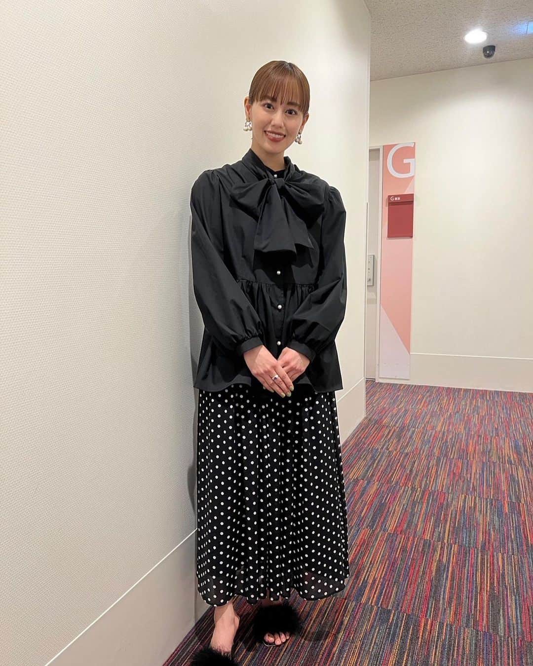 宮﨑香蓮のインスタグラム：「19時から放送中です📺 #林修の今知りたいでしょ   blouse & skirt👗 @reedit_official  @the.pr_   earrings💎 @somnium_22 靴ふわふわでした☁️」