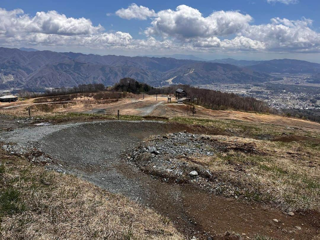 白馬岩岳スノーフィールドさんのインスタグラム写真 - (白馬岩岳スノーフィールドInstagram)「明日からグランドオープン！ MTBパークの最新情報をお届けします🚴‍♂️  アルプスダウンヒルはスタート位置が変更になり、ゴンドラ降車後は左のジープ道からのスタートとなります。その後のコース規制はございません。フレッシュなコースをお楽しみ下さい✌️  カミカゼダウンヒルは通常通りのスタート。3連ジャンプ、シングルが走行可能ですが、ターニングジャパニーズ、12連バーム、タローはクローズ中。準備が整い次第オープンする予定です。 またヒトトキダウンヒルは通常通りオープン。山頂5線リフト回しでのMTBをお楽しみ頂けます。  どのコースも土が柔らかい状態です。慣らしながらお楽しみ頂ければと思います。 今年も新コースの造成を進めていきます。 ご来場頂いた方々には、より快適なMTB体験をしていただけるよう、スタッフ一同心よりお待ちしております。」4月27日 19時13分 - hakuba_iwatake