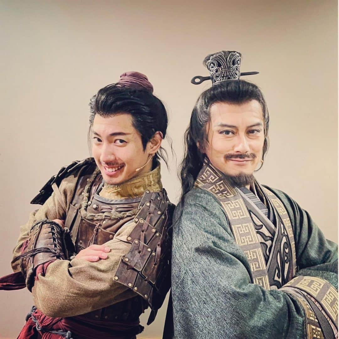 有澤樟太郎さんのインスタグラム写真 - (有澤樟太郎Instagram)「舞台「キングダム」博多座公演千秋楽でした。ここまで来れたことがどれだけのことか。ご観劇、応援本当にありがとうございました。昌文君役遼生さんと。 会話を交わすことで気合いがみなぎる。 士気をくれる方 そして、本当に楽しい方です。 おそれながら今回はバディだと思ってます。笑 1ヶ月ここまで頑張ったみんなと今日この景色観られて本当に幸せでした。 まだまだ札幌公演ありますが、体調整えて最後の戦いに向けて準備します！ 最後までよろしくお願いします！！ ありがとう！！ #キングダム」4月27日 19時13分 - shotaro_arisawa