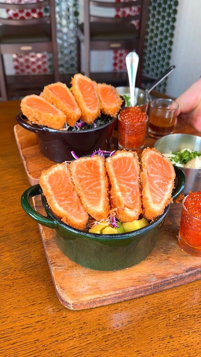ゆうとグルメのインスタグラム：「🐟東京ランチでおすすめサーモンレアカツ丼🐟 ㅤㅤㅤㅤㅤㅤㅤㅤㅤㅤㅤㅤㅤ 代々木にあるエルミタージュさん(@ermitageyoyogi2023)の 「サーモンレアカツ丼ランチ」1880円 「ひき肉とトマトパスタ」1518円  代々木駅から徒歩5分ほどのところにあるエルミタージュさんは、新鮮魚介にこだわるシーフードバル！ ㅤㅤㅤㅤㅤㅤㅤㅤㅤㅤㅤㅤㅤ 今回食べたのはサーモンレアカツ丼🐟🍚 ㅤㅤㅤㅤㅤㅤㅤㅤㅤㅤㅤㅤㅤ これは生でも食べられるサーモンを厚切りにカットし、外側カリッと中はレアに高音で揚げて作る贅沢すぎるカツ丼！ ㅤㅤㅤㅤㅤㅤㅤㅤㅤㅤㅤㅤㅤ アボカドや野菜が敷き詰められたご飯の上に大きなカツを4切れのせて、味変用のいくら&とびこ、半熟卵タルタル、オリジナルソースの3種類を添えて提供してもらえます！ ㅤㅤㅤㅤㅤㅤㅤㅤㅤㅤㅤㅤㅤ 脂がのったサーモンレアカツは卵をつぶして作るセルフタルタルとも自家製トンカツソースとも相性が良くごはんも進むしおいしすぎました🤤🤤 ㅤㅤㅤㅤㅤㅤㅤㅤㅤㅤㅤㅤㅤ もう一つ食べたのがひき肉トマトパスタ🍝🍖 ㅤㅤㅤㅤㅤㅤㅤㅤㅤㅤㅤㅤㅤ トマトパスタに大きなハンバーグが丸々1個乗っていてハンバーグを崩すように混ぜて食べるようになっています！ ㅤㅤㅤㅤㅤㅤㅤㅤㅤㅤㅤㅤㅤ 薪火で焼かれたハンバーグは香ばしㅤㅤㅤㅤㅤㅤㅤㅤㅤㅤㅤㅤㅤく肉汁たっぷりジューシーで、濃厚トマトソースが絡んだ太めもっちりなパスタ麺と相性ばっちりな組み合わせ！ ㅤㅤㅤㅤㅤㅤㅤㅤㅤㅤㅤㅤㅤ この日はランチとして利用したけど、夜の時間帯はもっとメニューが豊富だしサーモンレアカツ丼は昼夜問わず提供しているみたいだからディナーとしてもぜひここ行ってみてほしい🍺🍾 ㅤㅤㅤㅤㅤㅤㅤㅤㅤㅤㅤㅤㅤ かなりおすすめ！！ ㅤㅤㅤㅤㅤㅤㅤㅤㅤㅤㅤㅤ —————————————— 📍東京都渋谷区代々木1-45-4 ⏰11:30〜23:00 🛌不定休 🚃代々木駅から徒歩5分 —————————————— #PR #代々木グルメ #代々木ランチ #新宿グルメ #新宿ランチ #東京グルメ #東京ランチ #サーモンレアカツ #ハンバーグ #tokyo」