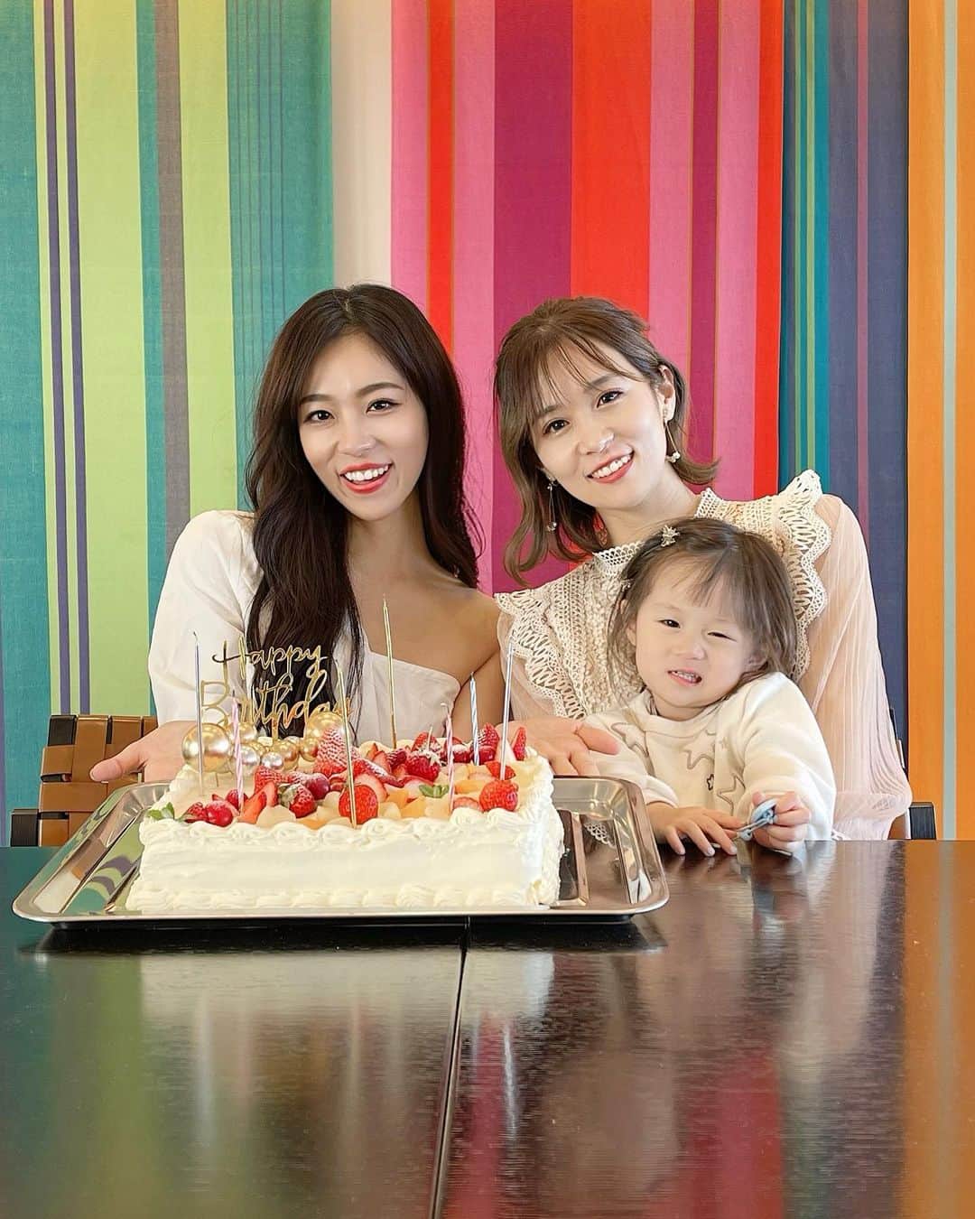 絹野志朋のインスタグラム：「𝙃𝙖𝙥𝙥𝙮 𝘽𝙞𝙧𝙩𝙝𝙙𝙖𝙮 𝙩𝙤 𝙢𝙮 𝙨𝙞𝙨𝙩𝙚𝙧❤️  最愛のお姉ちゃん。 お誕生日、本当におめでとう🥰  毎年一緒にお祝いしてきたけど 今年のお誕生日は 特に沢山の人にお祝いして貰えて ビックリな感動サプライズだらけで 本当に幸せだったよね🥰💓  この１年間で、 自分の生きる環境をガラッと変えて 今までよりももっと素敵な人になって (今までもずっと素敵な人だけど！) ますます魅力的な女性になって かっこよくてキラキラなママになって  そして 沢山の人達に慕われて、頼られて、 愛されている姿を見ていて、 本当に心の底から嬉しくなったし 改めて、妹でいられることが 誇らしくて幸せだなと思ったよ😌  本当につらかった時や しんどかった時を知っているからこそ 今の、心から幸せそうな笑顔や 生き生きと過ごせる毎日があること、 まるで自分のことのように 本当に本当に嬉しく思っています🥰  新しく出逢えた最高の仲間たちと これからも一緒に ワクワクする未来を描いていこうね🌈  「人を愛すること」 その大切さを教えてくれるのは いつもお姉ちゃん。  自分の心に正直に生きること。 人を疑うのではなく、信じること。 真っ直ぐに人と向き合うこと。 思い遣る気持ちを持ち続けること。 感謝を伝えること。 そして、自分自身を愛すること。  まだまだ沢山あるけれど… いつも私に大切な事を教えてくれて ありがとう。  どんな時も一番の味方でいてくれて 私の生きる道を信じてくれて 一緒に幸せになる未来を描いてくれて ありがとう。  これからも世界で1番仲良しな 姉妹でいようね👭❤️  そして何よりも、 私たちを姉妹にしてくれた両親。 お父さん、お母さん、 ほんっと〜うに、ありがとう。  笑顔溢れる、 最高に最幸な１年になりますように✨  I love you❤️ @mikano1426  .」