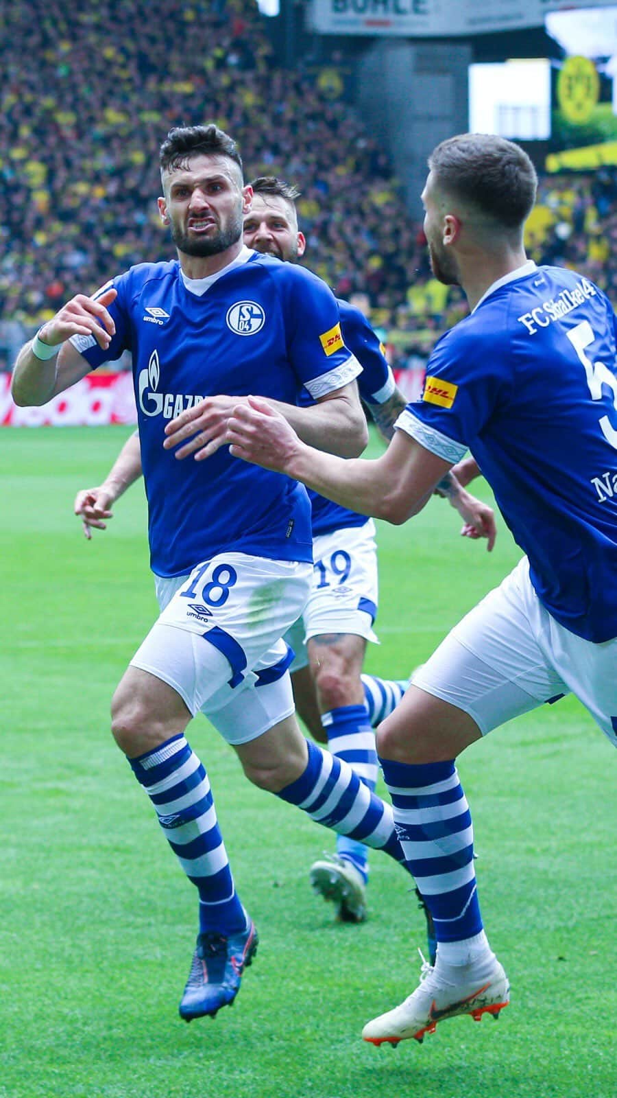 シャルケ04のインスタグラム：「Heute vor 0️⃣4️⃣ Jahren: 4:2-Derbysieg! War von euch war live im Stadion? 🔵⚪️  . . #S04 #Schalke #Knappen #Königsblau #ThrowbackThursday #Tbt #OnThisDay」