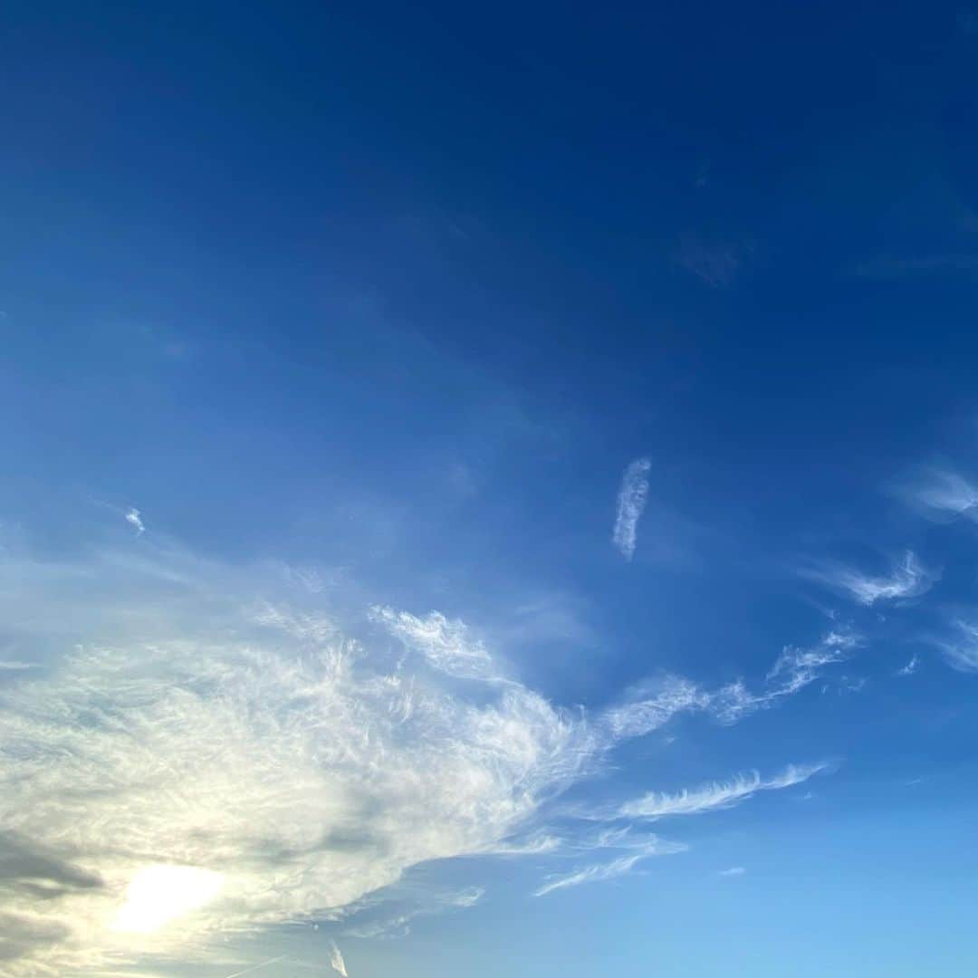 祥吉さんのインスタグラム写真 - (祥吉Instagram)「今日の空 爽やかな空でした  #空 #雲 #今日の空」4月27日 19時17分 - akoshokichi