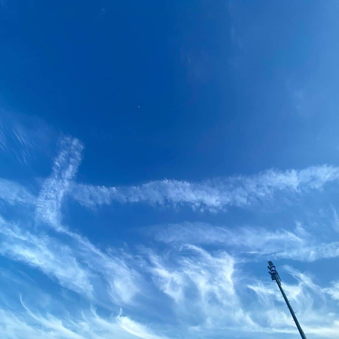 祥吉さんのインスタグラム写真 - (祥吉Instagram)「今日の空 爽やかな空でした  #空 #雲 #今日の空」4月27日 19時17分 - akoshokichi