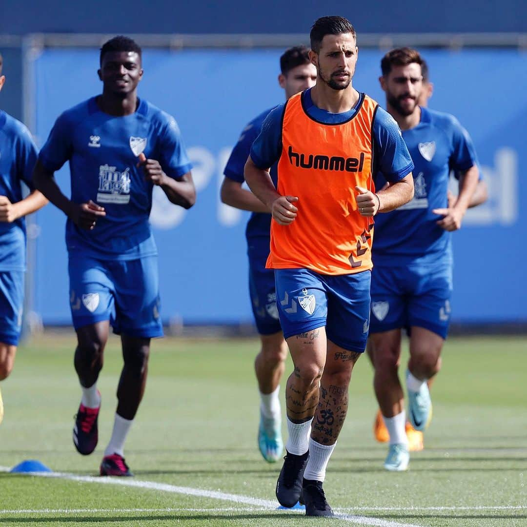 マラガCFさんのインスタグラム写真 - (マラガCFInstagram)「🔛⚽️💙  #VamosMálaga」4月27日 19時18分 - malagacf