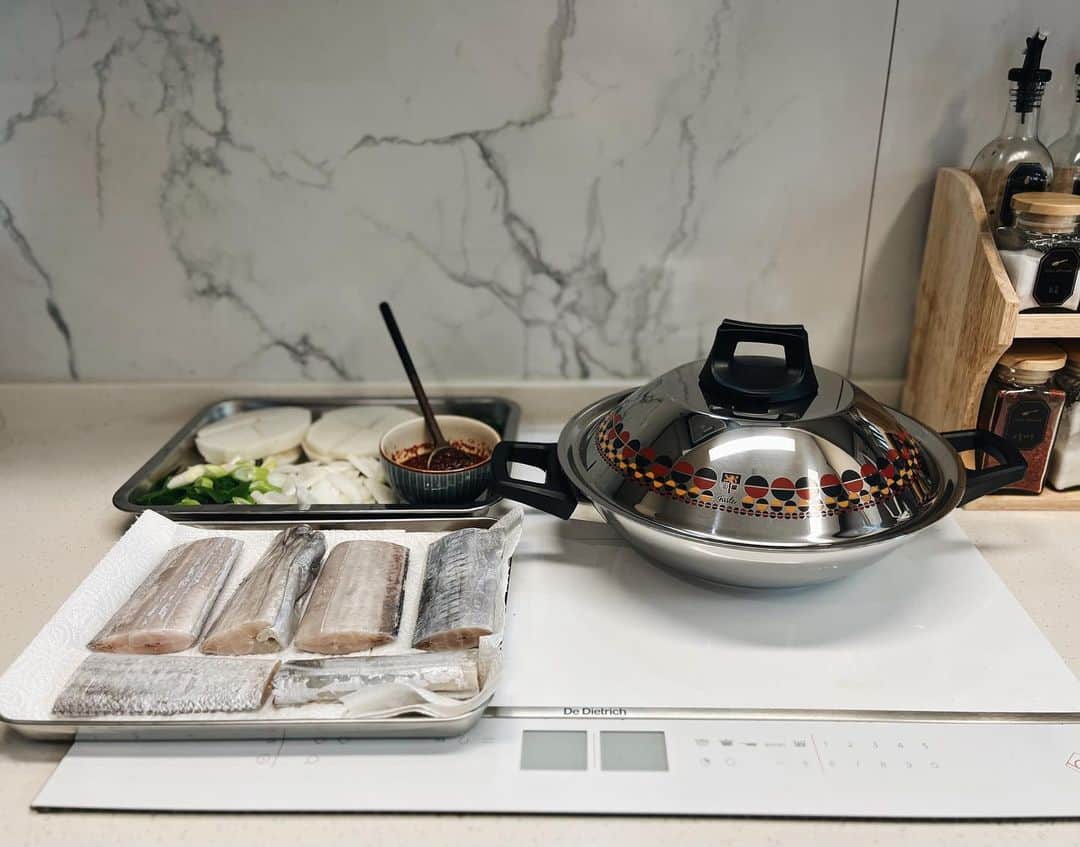 ライムのインスタグラム：「#광고 #휘슬러솔라임S #휘슬러 @fissler_korea  요리를 좋아하는 저에게 휘슬러에서 냄비를 보내줬어요:) 오늘 저녁으로는 휘슬러웍으로 맛있는 갈치조림🐟  뚜껑의 강한 밀착력 덕분에 식재료의 영양소들을  최대한 보존할 수 있는게 장점!! . . #휘슬러 #솔라임 #주방용품추천 #fissler #fisslerfamily  #솔라임S냄비 #솔라임S스튜팟 #솔라임S캐서롤  #솔라임S웍 #휘슬러냄비추천 #냄비추천 #독일냄비 #명품냄비 #혼수냄비 #웍추천」