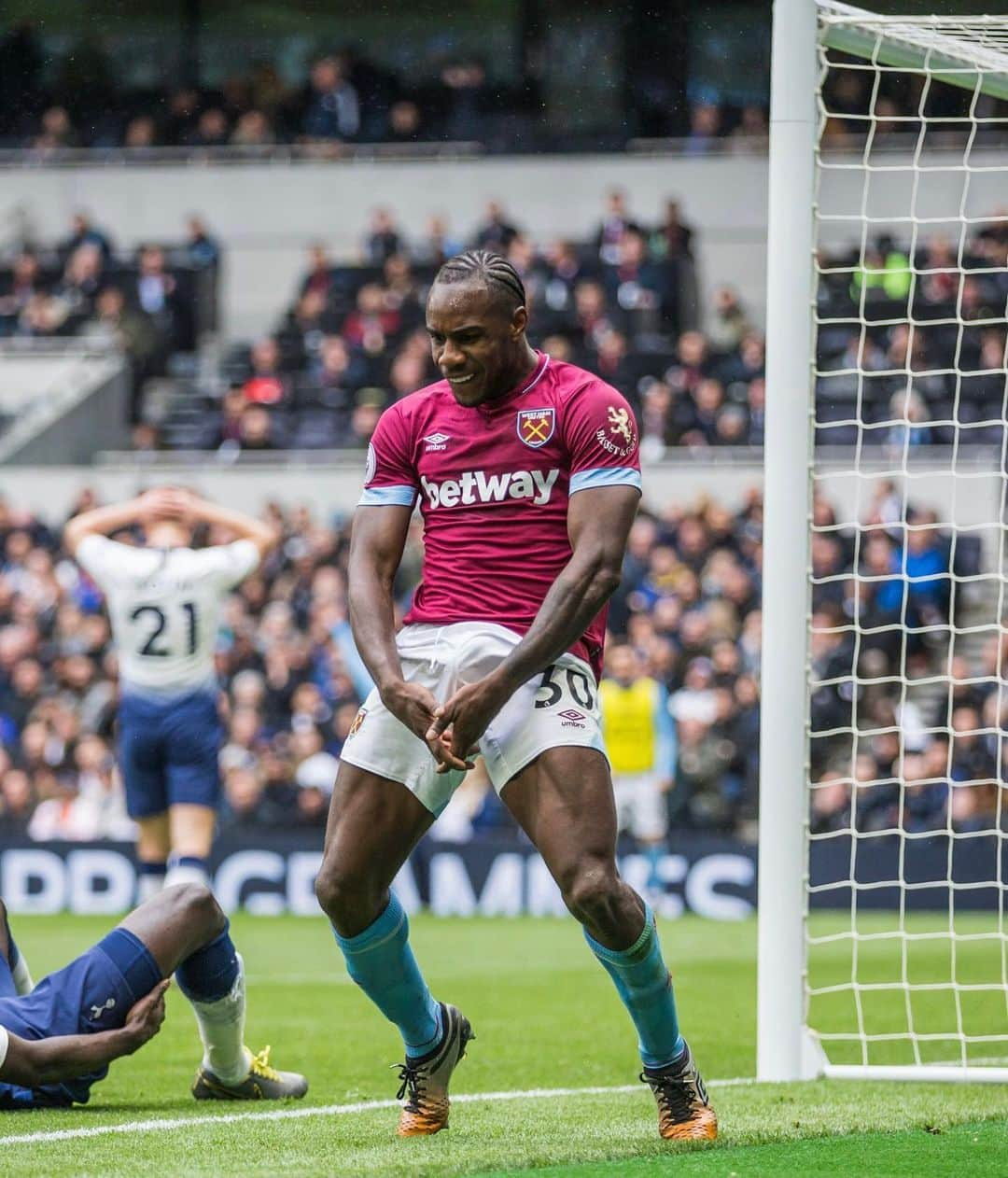 ウェストハム・ユナイテッドFCさんのインスタグラム写真 - (ウェストハム・ユナイテッドFCInstagram)「Michail marched us to victory at Spurs #OTD in 2019! 🤩🔥」4月27日 19時18分 - westham