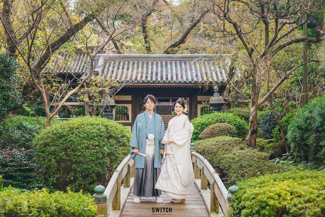 SWITCH SHOOTING PHOTO MAISONのインスタグラム：「高輪庭園での和装プラン🌿   東京 @switch.tokyo 大阪 @switch.umeda 札幌 @switch.sapporo 鹿児島 @switch.kagoshima ⁡. ▼少人数結婚式ご検討のカップルはこちらから @chapel_tenkeiandmarry ⁡. ▼前撮り・フォトウェディングご希望のカップルはこちらから @switch.tokyo . #switch表参道#switchomotesando #switch東京　#switchtokyo #前撮り#後撮り#ウェディングフォト#フォトウェディング#フォトスタジオ #ブライダルフォト#結婚写真#結婚式前撮り#プレ花嫁#花嫁準備#ブライダルヘア#ウェディングヘア#おしゃれ花嫁#ドレス試着#結婚式#日本中のプレ花嫁さんと繋がりたい#ウェディングドレス#カラードレス#タキシード#和装前撮り#色打掛#白無垢#品プリ花嫁 #品プリ婚」