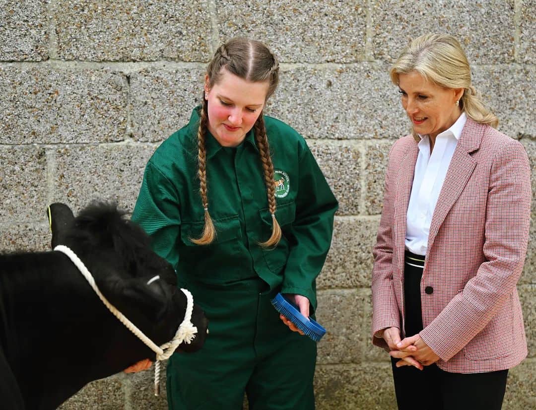 ロイヤル・ファミリーのインスタグラム：「🐮The Duchess of Edinburgh joins in with an animal care lesson during a visit Brockhill Park Performing Arts College in Kent.   As President of LEAF (Linking Environment and Farming), Her Royal Highness visited the school to launch the first ever LEAF Gold Demonstration School, which has been awarded for the school’s commitment to using food production, farming, and the environment as part of its broad and balanced curriculum.   You can read more about HRH’s day in Kent on our website – link in bio.」