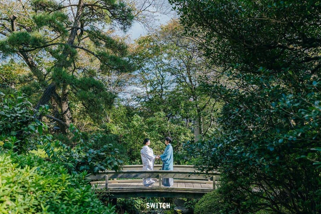 SWITCH SHOOTING PHOTO MAISONのインスタグラム：「高輪庭園での和装プラン🌿  東京 @switch.tokyo 大阪 @switch.umeda 札幌 @switch.sapporo 鹿児島 @switch.kagoshima ⁡. ▼少人数結婚式ご検討のカップルはこちらから @chapel_tenkeiandmarry ⁡. ▼前撮り・フォトウェディングご希望のカップルはこちらから @switch.tokyo . #switch表参道#switchomotesando #switch東京　#switchtokyo #前撮り#後撮り#ウェディングフォト#フォトウェディング#フォトスタジオ #ブライダルフォト#結婚写真#結婚式前撮り#プレ花嫁#花嫁準備#ブライダルヘア#ウェディングヘア#おしゃれ花嫁#ドレス試着#結婚式#日本中のプレ花嫁さんと繋がりたい#ウェディングドレス#カラードレス#タキシード#和装前撮り#色打掛#白無垢#品プリ花嫁 #品プリ婚」