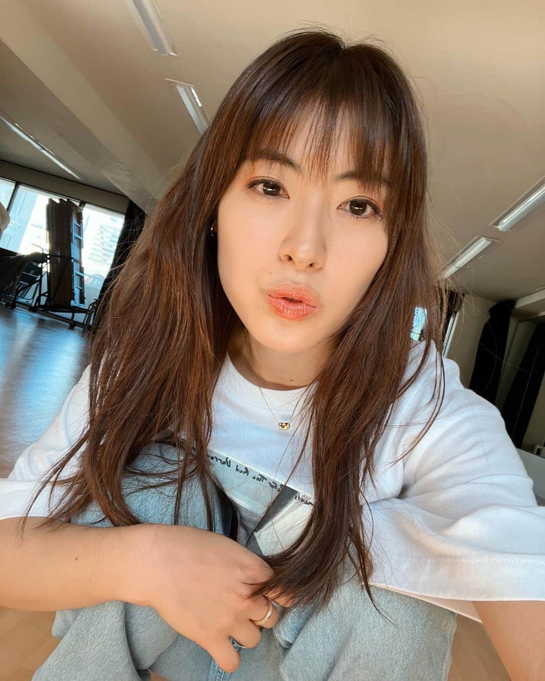 瀧本美織のインスタグラム：「🦘 KANGOL REWARDさんとコラボさせていただくことになりました！ デザインや色の合わせをワクワクしながら考えました🌈 遊び心を詰め込んだカッコよく可愛く着れるTシャツや パーカー、ぜひゲットしてほしいです😍  完全受注生産で5月〜受注開始予定です🌸 私も着るの楽しみぃ😛👑  @kangol__reward」