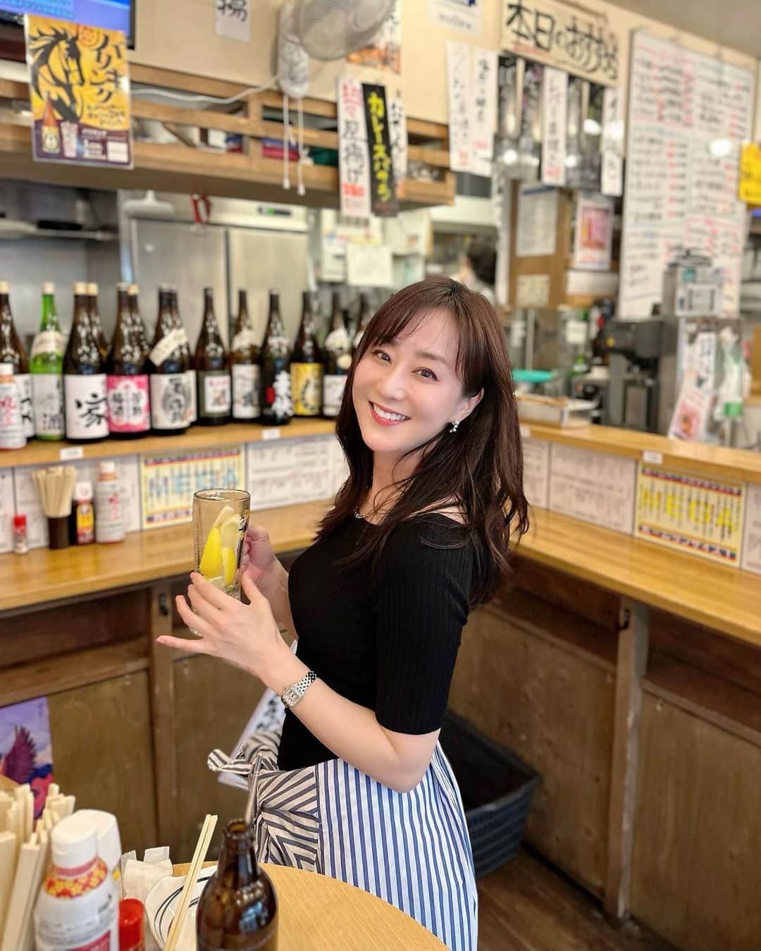 村上麻衣のインスタグラム：「⁂野毛⁂  ヨコハマの古くからの飲み屋街。 先日のご近所女子会は、初の野毛地下で立ち飲み🍺  野毛地下の「野毛ちかみち」では たくさんのお店がお昼から開いています。 なかなかディープなところでした😆笑  . . .  今日は良いお天気で暖かくなりましたね☀️ 早起きして朝からお仕事したので、私はなんだかやり切った感があります。笑  皆さま今日もお疲れ様でした。  #野毛 #野毛飲み #野毛呑み #横浜居酒屋 #横浜観光 #yokohama #noge」