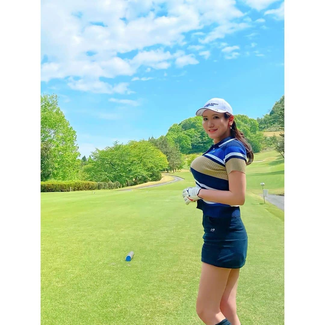 田名網理恵子のインスタグラム：「日曜日はゴルフに行ってきたよ⛳️ 天気良くて気持ちよかったぁ。 3回目の上野原カントリー🦖 傾斜ばかりで難しいけど、 少しずつ少しずつスコワ良くなってきてる🥺 練習頑張ろうっ！！！ この日でくっきりグローブ焼けしたよ😐 皆様日焼け対策どうしてますか🥺？ ・ ・  #マスターバニー#上野原カントリーグラフ #ゴルフ#ゴルフ女子#ゴルフウェア  #golf#golflife#golfdiary  #골프#골프장#클럽하우스#골프여자」