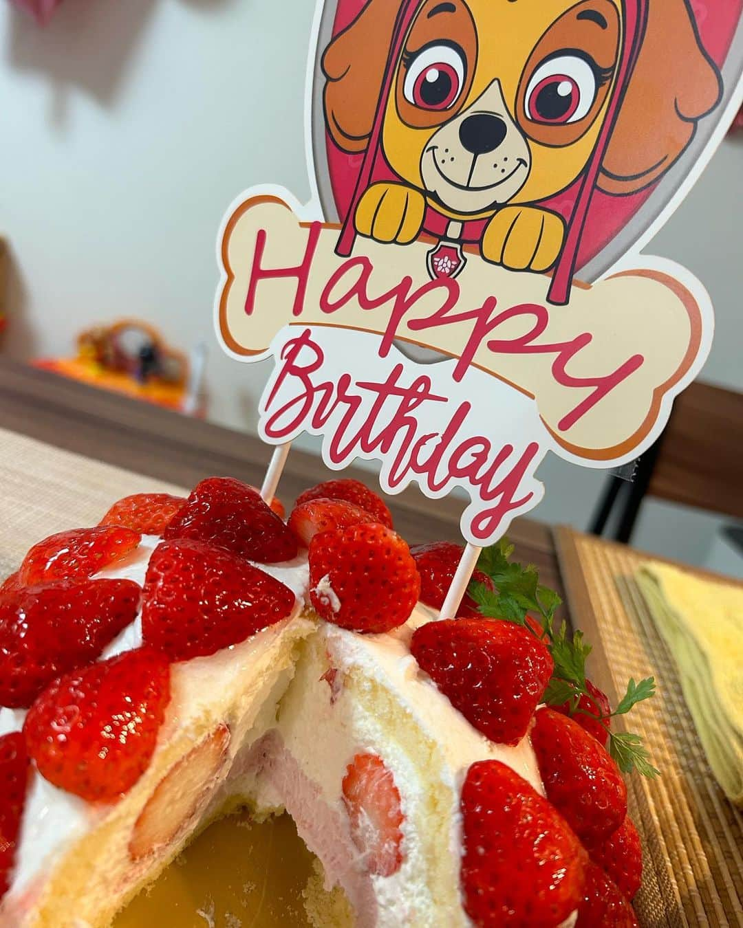 pukkeyさんのインスタグラム写真 - (pukkeyInstagram)「🎂Happy Birthday🎂 3歳になりました❤️ ママも3年目🌈 相変わらずマイペースな娘。 せっかく作った夕飯も全然食べずケーキもなーんも食べない😮‍💨 ポテトをひたすら食べる😵‍💫 はぁ… ま、ここまで元気に育ってくれただけで感謝です🥹🌸  帰宅した時、パウパトの飾り見て 大興奮だったから良かった🌈 素敵な一年になるように🙌🏽✨  #愛娘 #3歳 #誕生日」4月27日 19時40分 - yuuki_pky