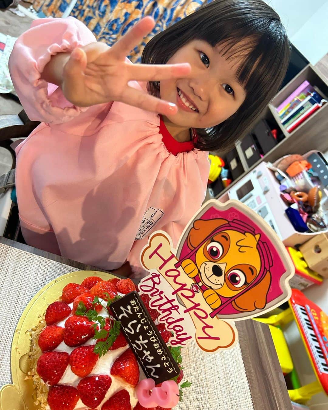pukkeyのインスタグラム：「🎂Happy Birthday🎂 3歳になりました❤️ ママも3年目🌈 相変わらずマイペースな娘。 せっかく作った夕飯も全然食べずケーキもなーんも食べない😮‍💨 ポテトをひたすら食べる😵‍💫 はぁ… ま、ここまで元気に育ってくれただけで感謝です🥹🌸  帰宅した時、パウパトの飾り見て 大興奮だったから良かった🌈 素敵な一年になるように🙌🏽✨  #愛娘 #3歳 #誕生日」