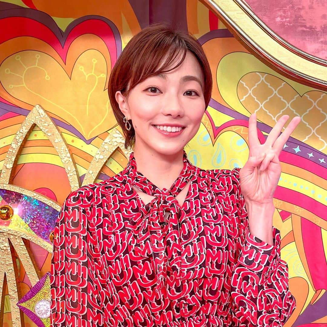 雨宮萌果のインスタグラム：「🫧🫧🫧  4月28日(金)夜7時〜  フジテレビ「ウワサのお客さま」 GW直前！３時間SP！  【人気の道の駅グルメBEST5 食べ尽くしバスツアー🚌！！】  え、はや〜い！ もうGWー！  今回は 北関東エリアの道の駅や コストコ・マクドナルド・ドトール のウワサのお客さま。  ちょっと遠出したい方も おうちでのんびりしたい方も 必見です👀✨  アタクシの ゴールデンウィークは  海外へ〜🇺🇸行くために〜 Studying English！  …あ、日本でね😭  Do you have any plans for GW？  ぜひぜひ GW直前のウワサのお客さま 見てねー！  #ウワサのお客さま」