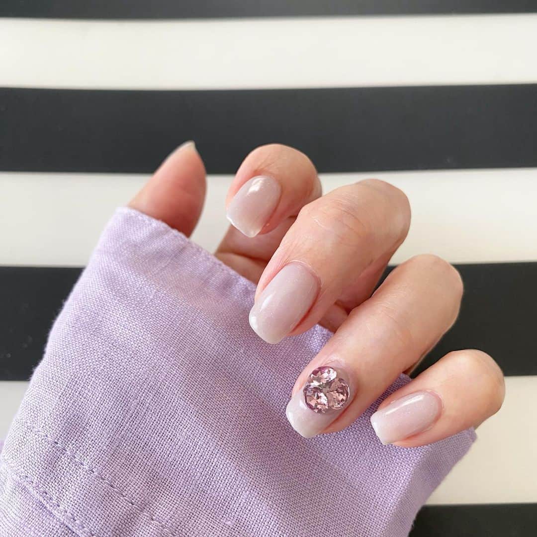 のインスタグラム：「💅 ・ new nail … 💎 前回のデザインをおかわり☺︎ 今回はパープルとグリーンのビジュー💜💚 ベースは細かいラメ入りのグレーなんだけど 写真では伝わらず残念↯︎ このデザイン すごく好きだなっ♡ ・ ・ #nail #nails #jelnail #ネイル #ジェルネイル #젤네일 #네일디자인 #韓国ネイル #大人ネイル #シンプルネイル #春ネイル #ビジューネイル #ロカリ」
