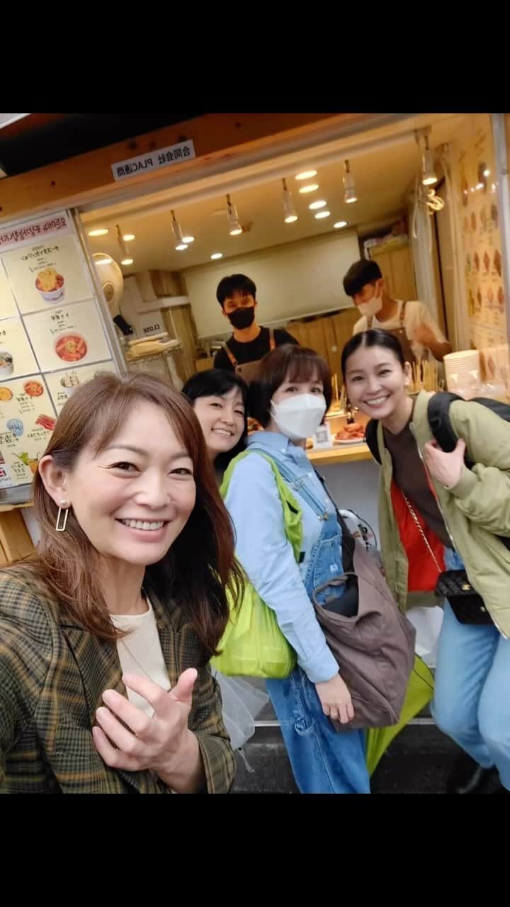 ナオのインスタグラム：「雨でも楽しい新大久保😊  @norihey924  @junsatoidea  @popo20020613   今回はおでんからスタート 肌寒かったからしみたー。 トッポギも気になったけど我慢して次なる場所へ  ランチはタッカンマリ。 〆のうどんまで美味しかったよ。  @myeongdong2022   お腹いっぱい〜と言いながらデザートはフィナンシェを食べました。 はぁ〜楽しい❤️ 韓国旅行に行った気分になれる新大久保っていつ行っても最高✨  #新大久保 #相変わらず #リュックはパンパン」