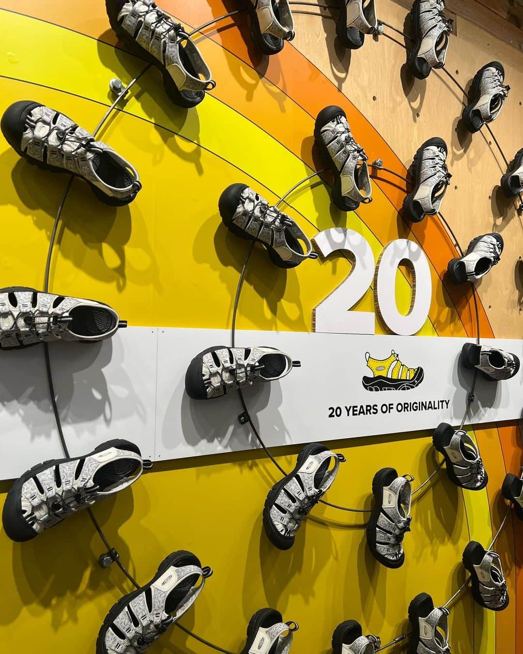 河本景さんのインスタグラム写真 - (河本景Instagram)「KEENが原宿の明治通沿いにオープンしました💛 今年20周年を迎えたそうです〜！ 長く愛されているブランドで、靴の履き心地もとっても良いです☺︎  4月28日（金）- 30日（日）にKEEN & NEWPORTの博物館がコンセプトの「KEEN Gallery」を開催するんだって〜皆も行ってみてね🏃🏃  #KEEN　 #KEENGARAGE　 #HARAJUKU  #LIFEISKEEN」4月27日 19時43分 - onkeikein