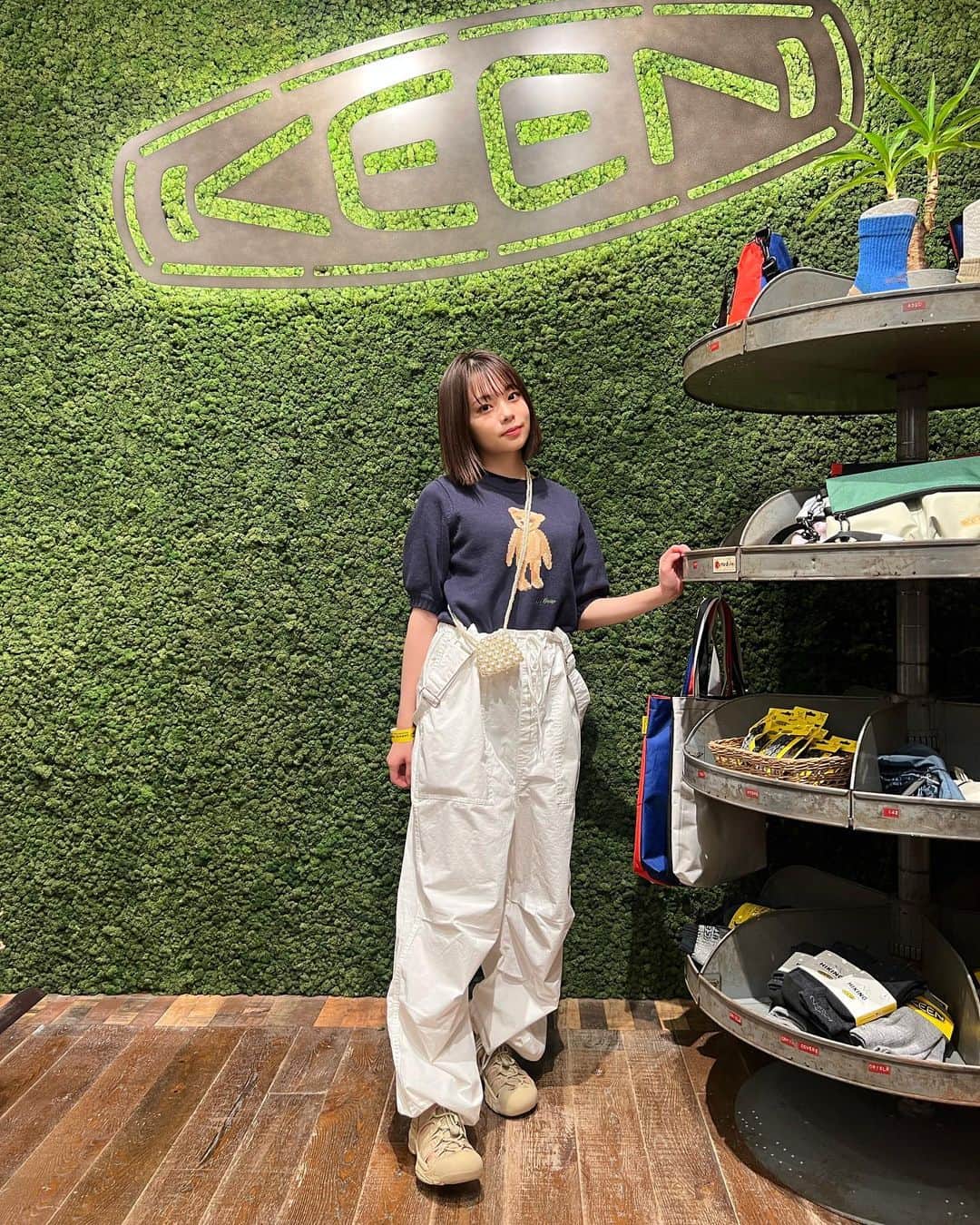 のインスタグラム：「KEENが原宿の明治通沿いにオープンしました💛 今年20周年を迎えたそうです〜！ 長く愛されているブランドで、靴の履き心地もとっても良いです☺︎  4月28日（金）- 30日（日）にKEEN & NEWPORTの博物館がコンセプトの「KEEN Gallery」を開催するんだって〜皆も行ってみてね🏃🏃  #KEEN　 #KEENGARAGE　 #HARAJUKU  #LIFEISKEEN」