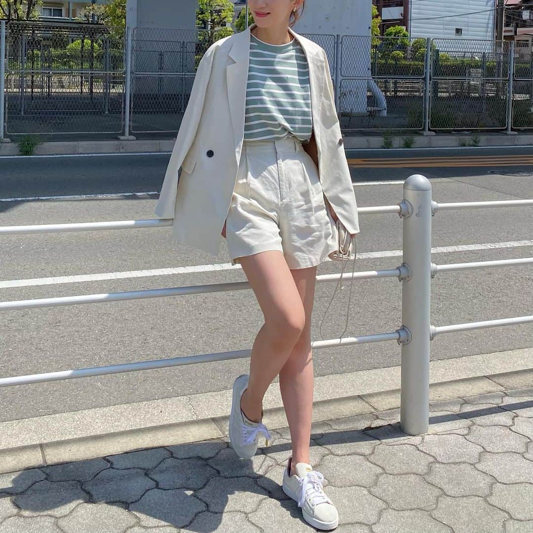 Nagiのインスタグラム：「Tシャツにジャケット合わせ🥰  ボーダーTシャツは classicalelf ✖️JAVA コラボTシャツ  171cmでM size着 お尻隠れてるくらいの長さでゆったりサイズ✨  outer.bottom. #gu tops. #classicalelf (オリーブ) shoes. adidas   #クラシカルエルフ#エルフコーデ #タイアップ #java #ジャバ #uniqlo#zara #ユニクロ #ジーユー #ザラ #zozo #zozotown #zozo購入品 #zozotown購入品 #Tシャツ #ボーダーTシャツ #オーバーサイズ#大人カジュアル#プチプラ#プチプラコーデ」