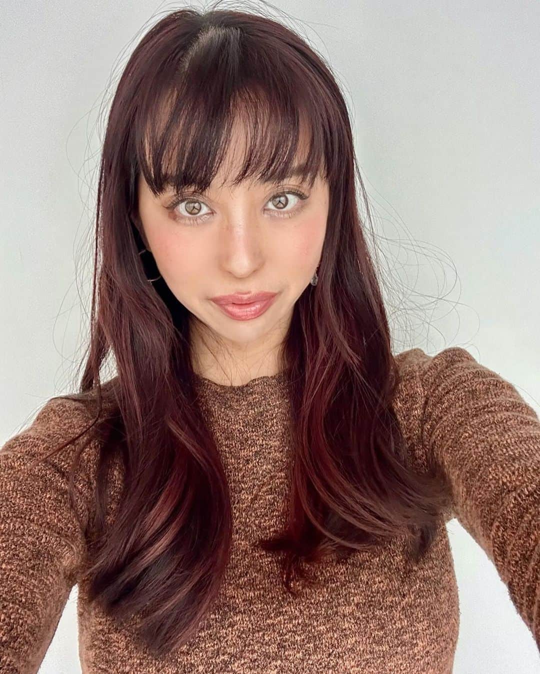 PINKYのインスタグラム：「💇🏻‍♀️🖤  ずっと重めロングが好きだったけど、あまりにも重くなりすぎて(見た目も重量もw)Grayzで10cmほど切ってレイヤーを入れて軽くしてもらいました💇🏻‍♀️さっぱり✨  @grayz_osaka @toyo0411 いつもありがとうございます😊🙏  ・・・・・・・  #love #happy #family #momlife #PINKY #おゆうちゃんねる #OyuuChannel」