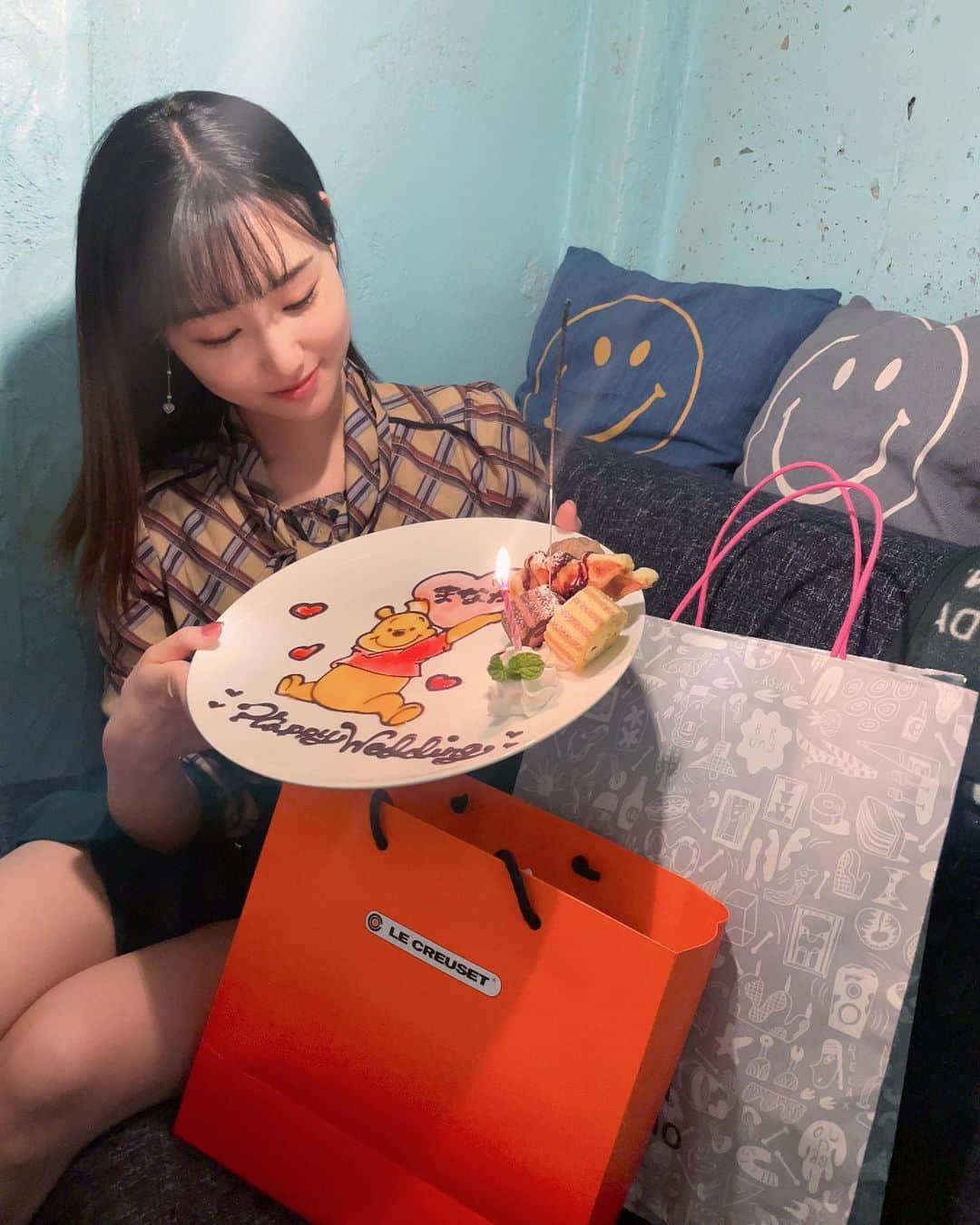 のインスタグラム：「高校からずーっと仲良しのお友達にお祝いしてもらったよᐠ(  ᐢ ᵕ ᐢ )ᐟ🩷 ご飯もご馳走になっちゃったしプレゼントまで貰っちゃった🥹💓 プレートも可愛すぎる🍯♡ いつもありがとう〜( ･-･̥ )‪ꔛ‬♡‪ いっぱい笑って楽しかった♡」