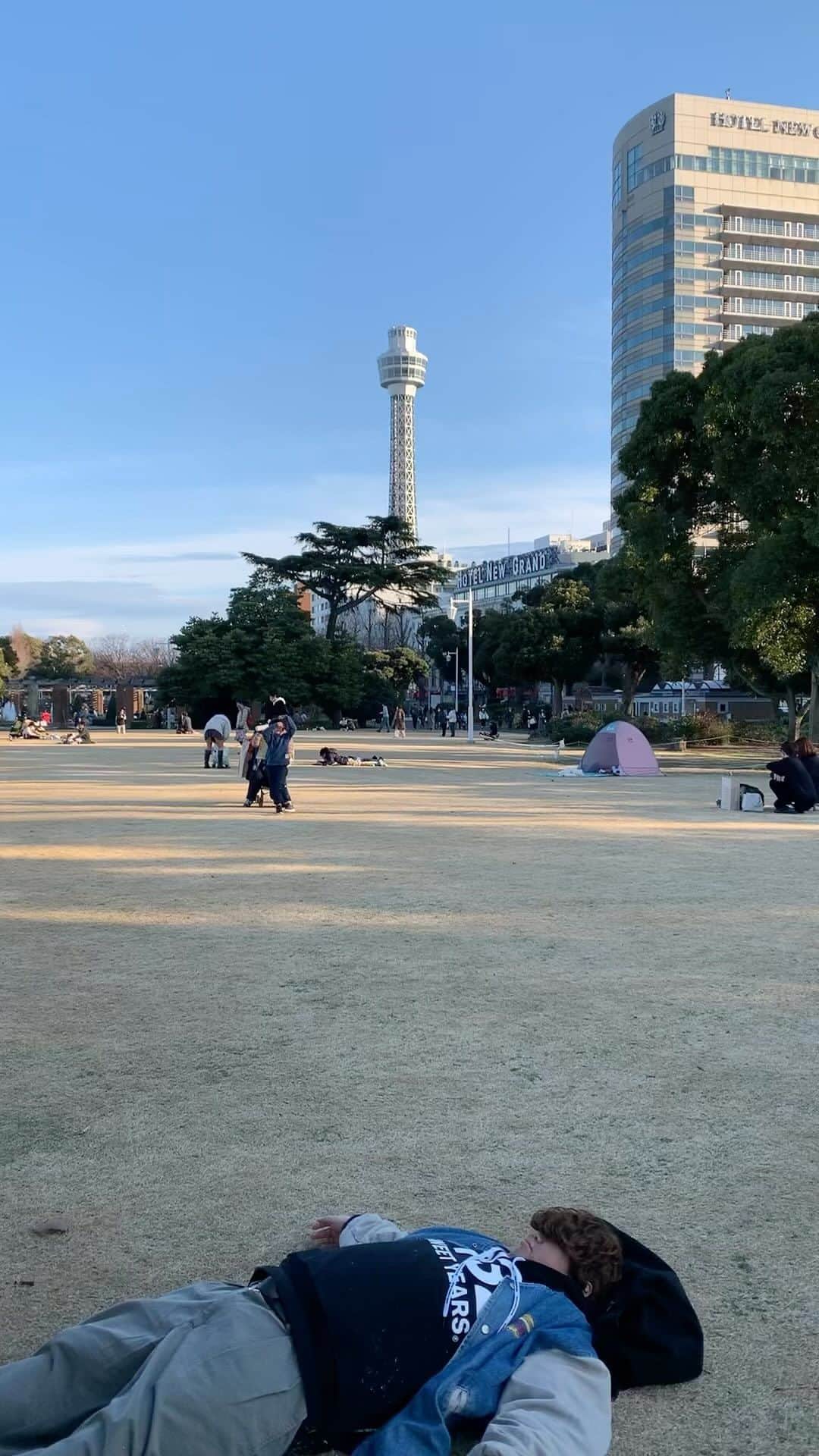 よこちのインスタグラム：「ほんまもんや〜#夜のひと笑い#夜のひとりごと#昼寝」