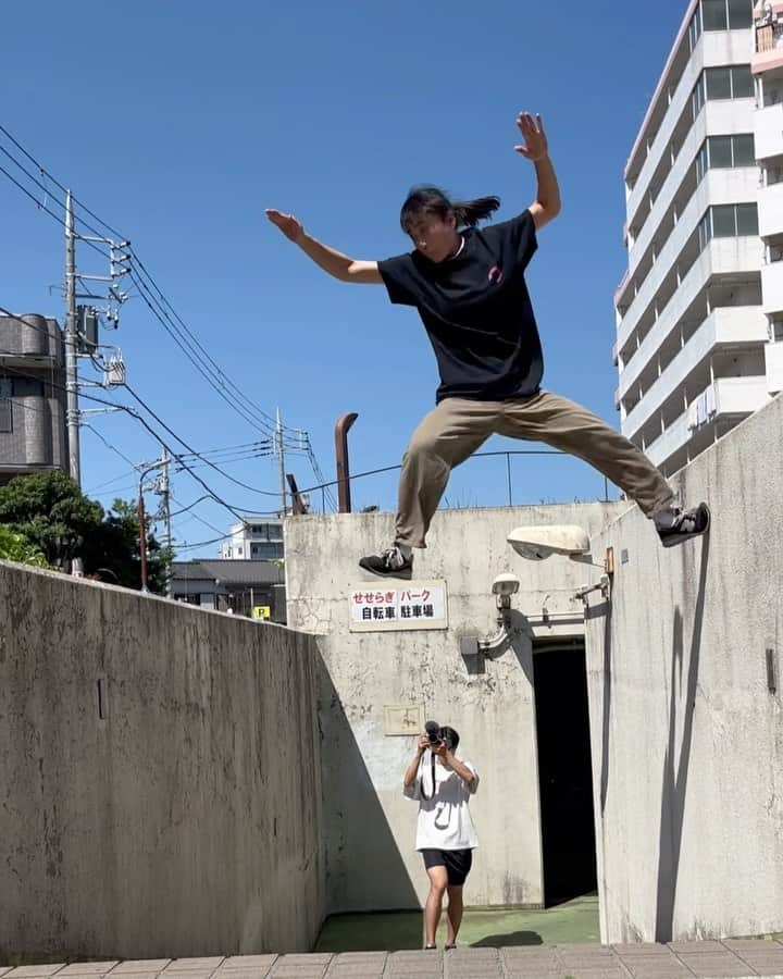 山本華歩のインスタグラム：「180💪🔥 Which one was the hardest?🥵  It was a really good session this week.  けんたツ君と、ラウドリムのおかげで180が捗りました😁🙏  🙏 @lavdrimelmazi @kentatsuboi_   #parkour #パルクール」