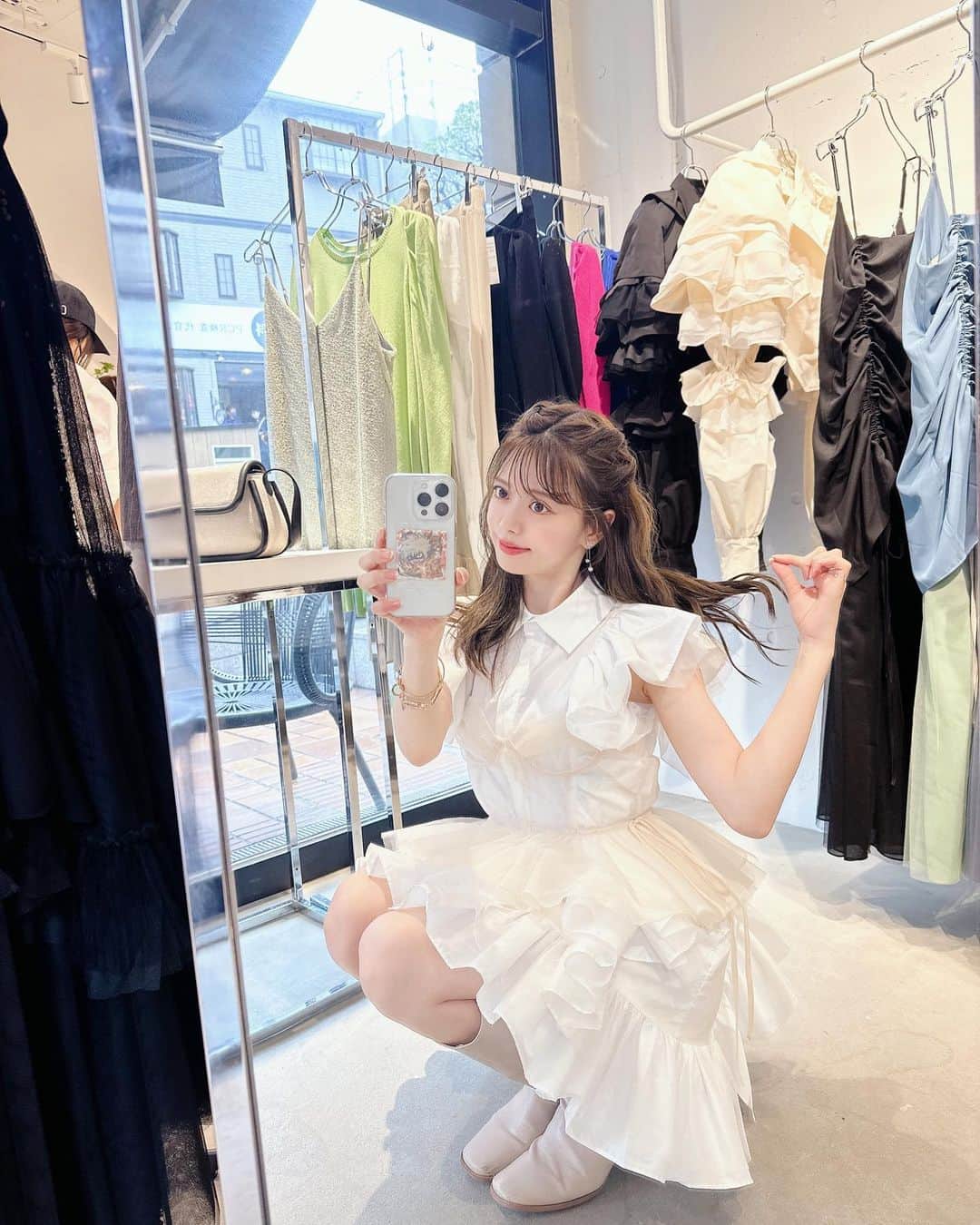 山崎春佳さんのインスタグラム写真 - (山崎春佳Instagram)「🪡🧵  先日 @labelleetude_official の 展示会へお邪魔しました🐣  おしゃれでかわいくてエッジが効いていて。。 ムネアツすぎるどタイプなお洋服がたくさんでした❤️‍🔥❤️‍🔥  マネキンが着ていたこのお洋服がかわいくて試着 させてもらった🥹  オーダーは別のものにしたので、 お洋服届いたらまた載せるね🍦⸝⋆  @suga__ai さん呼んでくださってありがとう ございました🤲🏻💋  あいふぉんの大爆殺神ダイナマイトの主張が強いの なんの。。😂  #me #tbt #exhibition #labelleetude #展示会 #爆豪勝己」4月27日 19時51分 - haruka_yamazaki