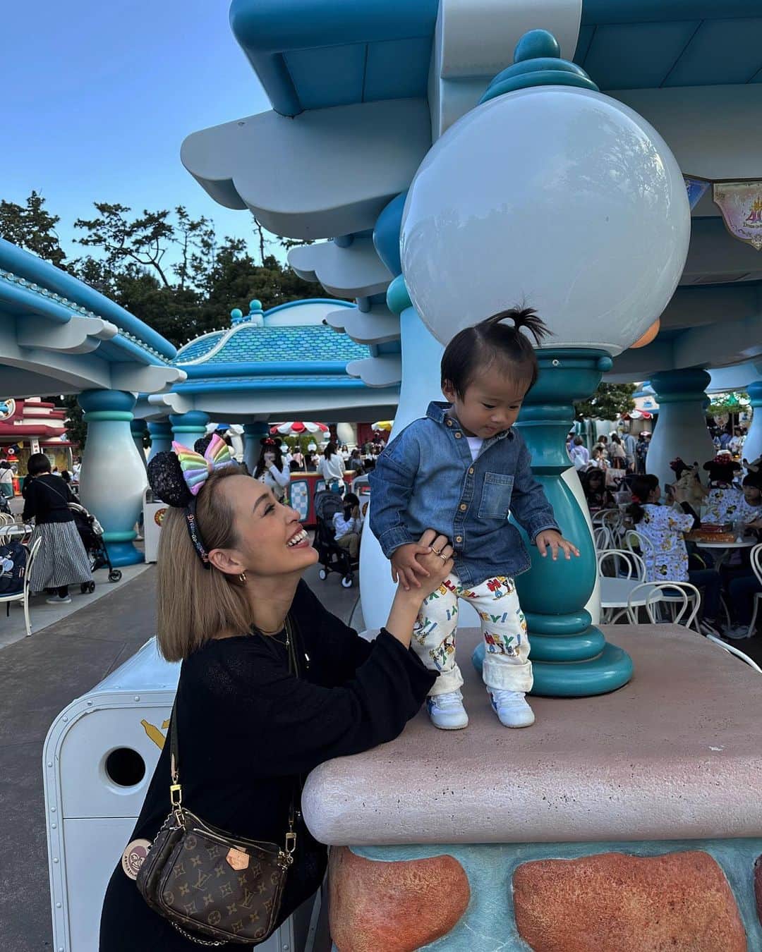 Mのインスタグラム：「息子2回目のディズニーランド🏰 沢山の笑顔が見れてママパパも嬉しかった🩵 2月にディズニーシーに行った時は 防寒に徹底したけど今回は暖かくて最高だったね🌈☀️ ポップコーンを初めて食べて、２つのバケットから ポップコーン爆食いしてて笑えた🍿🍿 次の日の朝もバケット見つけて、食べたいと大泣きしてたね😮‍💨笑 #いつの間にかチョンマゲヘアーになってた僕  #東京ディズニーランド#東京ディズニーランド40周年#子連れディズニー#ディズニーランド#1歳ディズニー#40周年ディズニー#東京ディズニーリゾート#令和3年10月ベビー#1歳男の子コーデ#ディズニーコーデ#家族でディズニーランド#お出かけが好き#お出かけコーデ#マタニティコーデ#令和5年8月出産予定#男の子ママ#女の子ママ予定#第二子妊娠中」