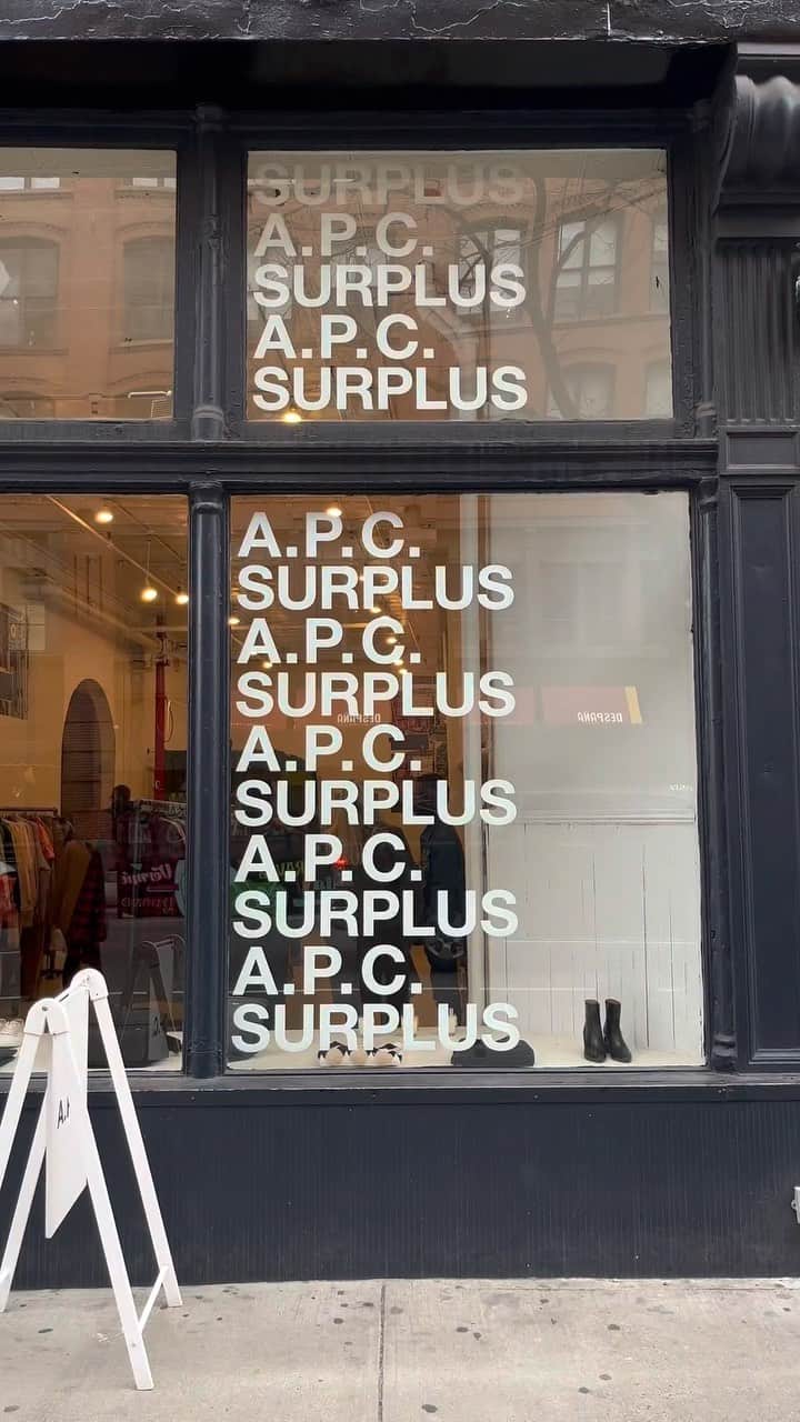 アーペーセーのインスタグラム：「Did you know we have an A.P.C. Surplus store in New York?   Located around the corner from our New York office, the A.P.C. Surplus store offers products from previous collections at up to 50% off their original price.  Countering the hectic pace of fashion, the Surplus concept aligns with our commitment to creating durable collections that stand the test of time.   Come and spend your day with us - see you later :)  405 Broome St,  New York, NY 10013  #APCParis #APCSurplus」