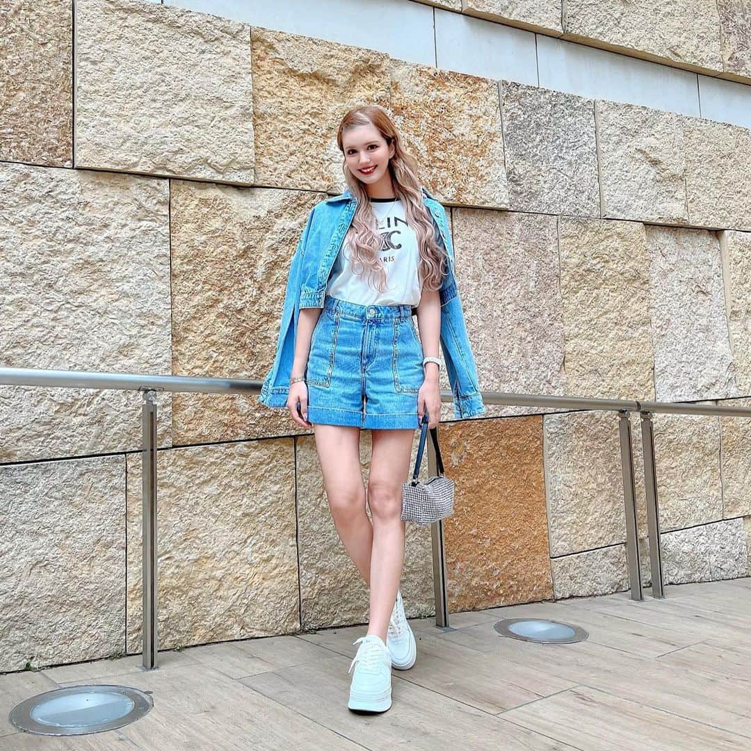 紗蘭のインスタグラム：「私服🩵🫧 デニムのセットアップって春っぽくて好き🩵🤍 前から持ってるのに全然着てなかったから引っ張り出した🤣 ダイエット順調で、今年入ってから約4kg落としてる💪🏻 あと1kgで目標体重だから頑張る✨ ダイエット方法YouTubeにまとめたからまたアップします🩷 #celine #majeparis #shein #ootd #code」