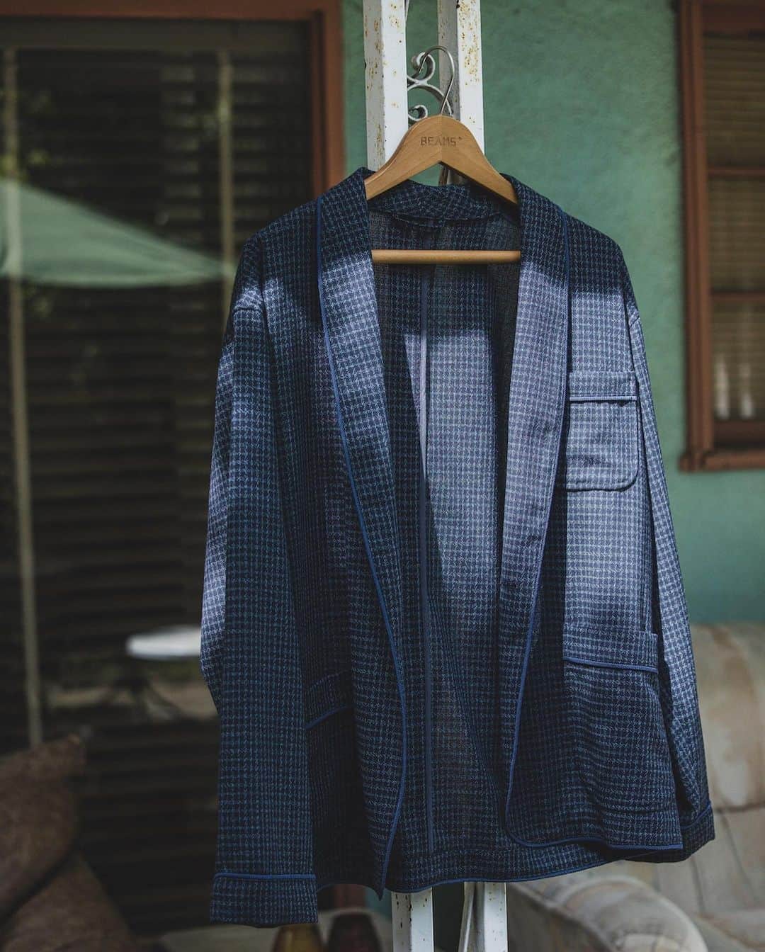 BEAMS+さんのインスタグラム写真 - (BEAMS+Instagram)「… “A smoking jacket” It sounds a bit difficult to approach, but it is actually a kind of elegant jacket worn on formal occasions.  It’s also called a tuxedo or dinner jacket. Gentlemen who enjoyed smoking in a cozy place would surely have worn it in a relaxing way. The pants paired with this jacket are inspired from the design of military pajama pants. The pocket details have been updated to make them easy to wear as a casual wear. A Panama weave material made from wool adds a refreshing look and its rough surface allows for excellent breathability. A high-twisted triplet yarn made of 2/60 wool yarns also makes it luxurious and dry touch.  Enjoy a classy style with this set-up that combines relaxation and elegance.  スモーキングジャケットって、名前はちょっと近寄り難いけど・・・、フォーマルな場で着用される、エレガントなジャケットの一種。スモーキングジャケットの別名はタキシードや、ディナージャケットって呼ばれることも。 くつろいだ場所で煙草を嗜む紳士は、きっとリラックススタイルとして着用していたはずである。 合わせたパンツは、ミリタリーのパジャマパンツがデザインモチーフ。タウンユースにも着用しやすいようにと、ポケットディテールをアップデート。  見るからに涼しげな素材使いは、ウールを原料にしたパナマ織。粗めな素材の表面、通気性も抜群。ドライなタッチは2/60のウール糸を三子糸に強撚したなんとも、贅沢なパナマ素材。リラックス&エレガンスを兼ね備えたセットアップで、上品なスタイルを楽しんでみては。 . Jacket_1B Smoking Jacket Wool Panama Shirt_Ikat Madras Band Collar Pullover Shirt Pants_MIL Easy Pants Wool Panama . @beams_plus @beams_plus_harajuku @beams_plus_yurakucho #beamsplus」4月27日 19時54分 - beams_plus_harajuku