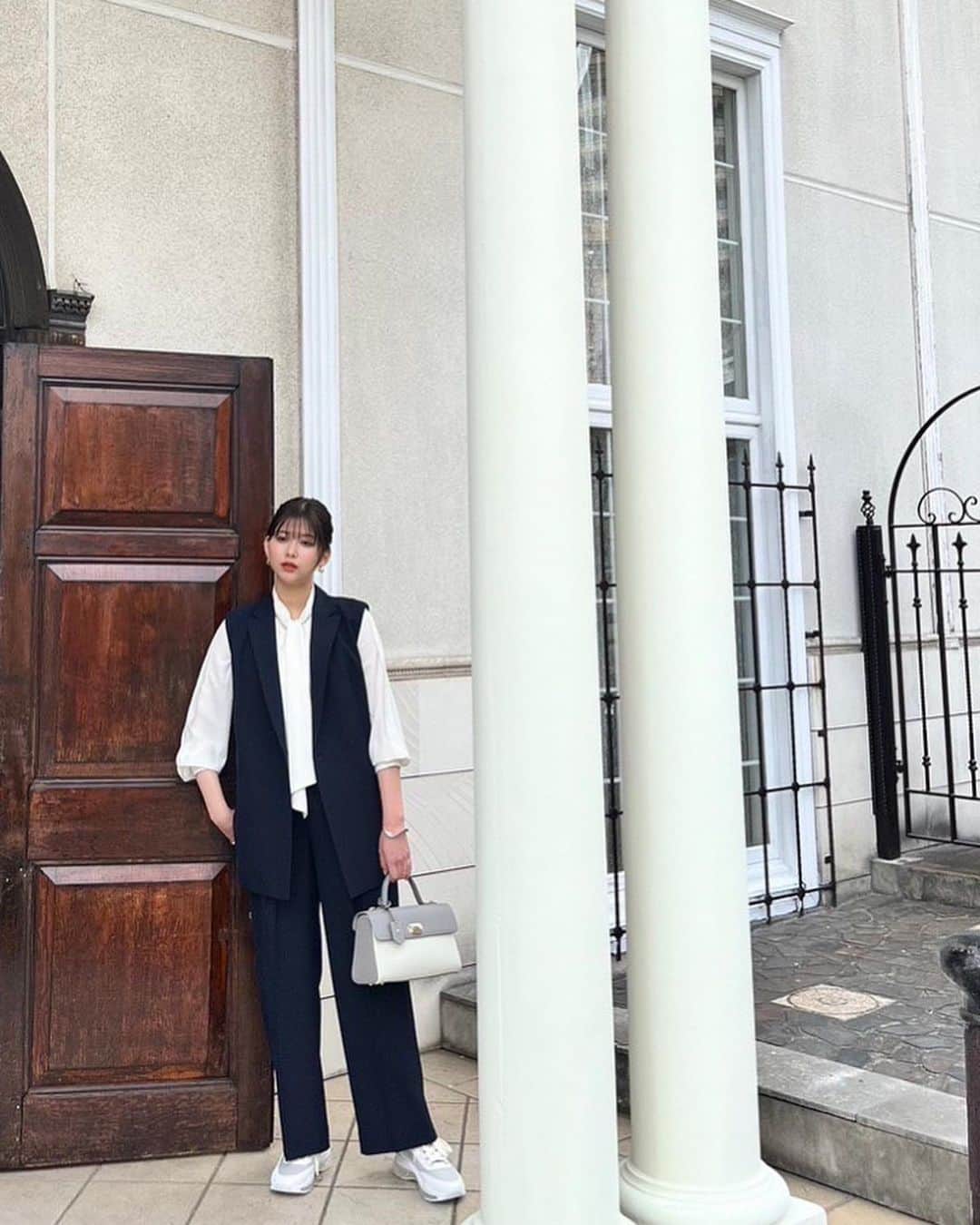 のインスタグラム：「. AOKIさんのアイテムを使って、韓国風オフィスコーデを提案させていただきました🌷  オフィスコーデはかっちりとした印象があったのですが、AOKIさんのアイテムは可愛らしいものも多く、わくわくした気持ちで楽しくコーデを組ませていただきました！ 今回、着こなしやヘアメイクも韓国っぽく仕上げていただいたので、そこにも注目してみてください🤍  アイテムやコーデの詳細はAOKI公式ホームページに掲載されているので、是非チェック宜しくお願いします☺  またMERYの公式Instagramでもコーデやリール動画が公開されているので、そちらもご覧ください！  @aoki_official2016 @mery.jp #PR #AOKI #MERY #MERY_PR #韓国コーデ #オフィスカジュアル」