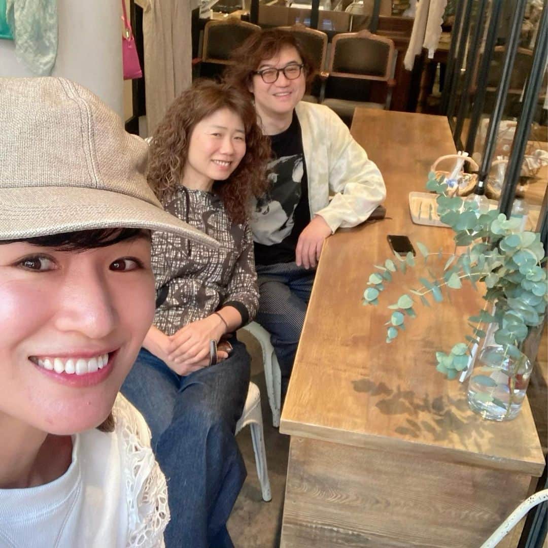 のインスタグラム：「お結びな昼下がり🍙次回おむラボライヴ7/17(祝)@Fj’sの打ち合わせ。おむラボライヴは夕方から✨同日お昼はず〜っとやりたかった「お結びキッズコンサート」を予定しています。こども達が大好きな曲やオリジナル曲を歌います♫ベビー＆キッズ、ママパパ、もちろん大人だけでもご来場お待ちしております！詳細はまた追ってお知らせします。海の日すなわちおむの日よ🏝🍙  #お結びラボラトリィ #キッズコンサート」