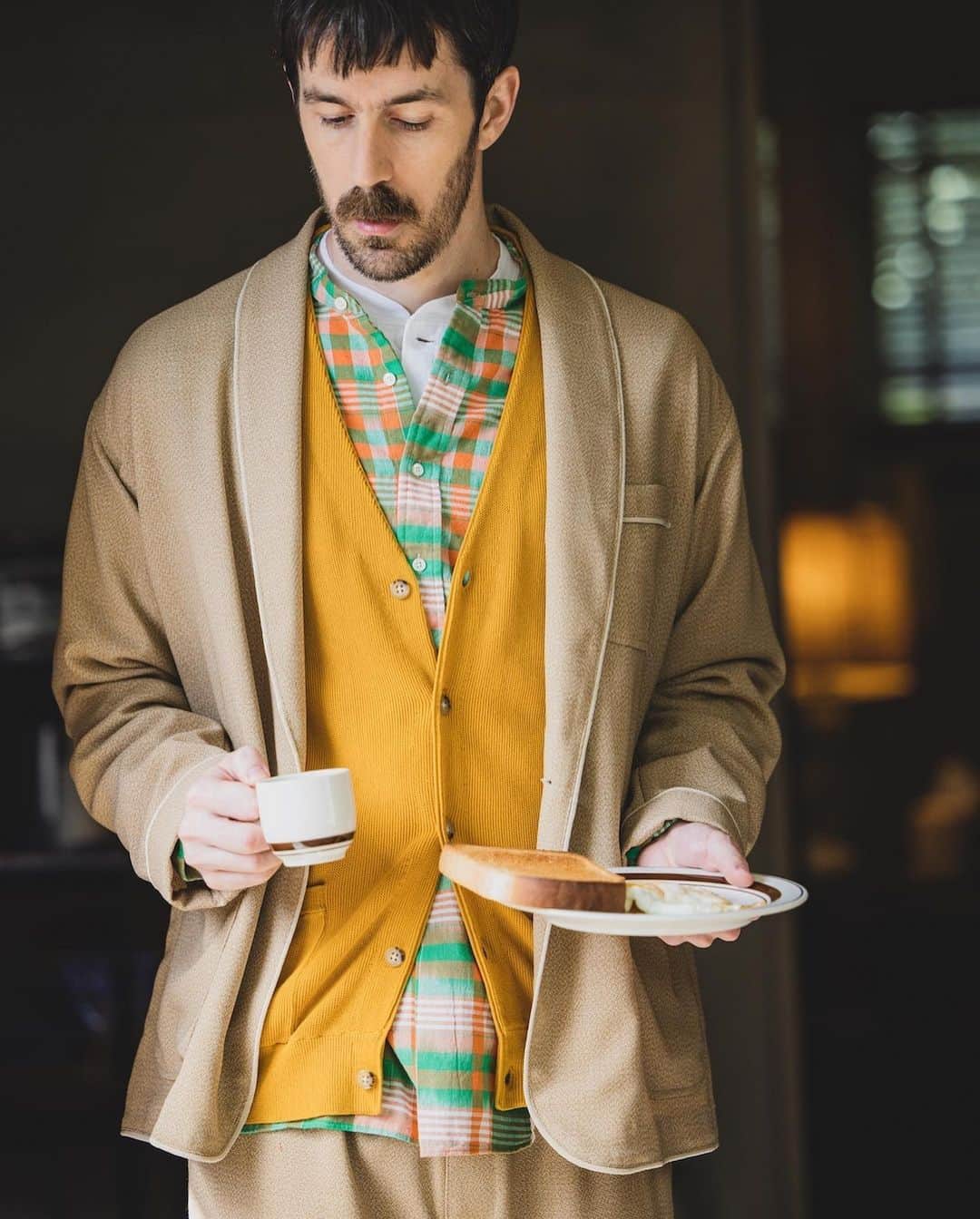 のインスタグラム：「… “A smoking jacket” It sounds a bit difficult to approach, but it is actually a kind of elegant jacket worn on formal occasions.  It’s also called a tuxedo or dinner jacket. Gentlemen who enjoyed smoking in a cozy place would surely have worn it in a relaxing way. The pants paired with this jacket are inspired from the design of military pajama pants. The pocket details have been updated to make them easy to wear as a casual wear. A Panama weave material made from wool adds a refreshing look and its rough surface allows for excellent breathability. A high-twisted triplet yarn made of 2/60 wool yarns also makes it luxurious and dry touch.  Enjoy a classy style with this set-up that combines relaxation and elegance.  スモーキングジャケットって、名前はちょっと近寄り難いけど・・・、フォーマルな場で着用される、エレガントなジャケットの一種。スモーキングジャケットの別名はタキシードや、ディナージャケットって呼ばれることも。 くつろいだ場所で煙草を嗜む紳士は、きっとリラックススタイルとして着用していたはずである。 合わせたパンツは、ミリタリーのパジャマパンツがデザインモチーフ。タウンユースにも着用しやすいようにと、ポケットディテールをアップデート。  見るからに涼しげな素材使いは、ウールを原料にしたパナマ織。粗めな素材の表面、通気性も抜群。ドライなタッチは2/60のウール糸を三子糸に強撚したなんとも、贅沢なパナマ素材。リラックス&エレガンスを兼ね備えたセットアップで、上品なスタイルを楽しんでみては。 . Jacket_1B Smoking Jacket Wool Panama Shirt_Ikat Madras Band Collar Pullover Shirt Pants_MIL Easy Pants Wool Panama . @beams_plus @beams_plus_harajuku @beams_plus_yurakucho #beamsplus」