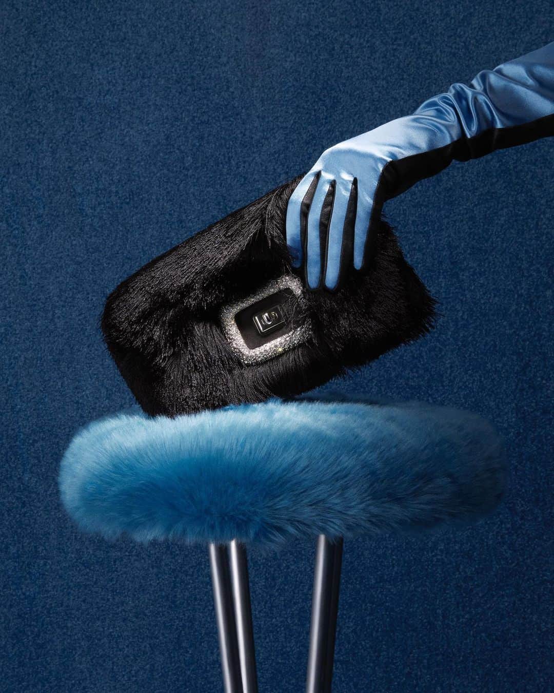 ロジェ・ヴィヴィエさんのインスタグラム写真 - (ロジェ・ヴィヴィエInstagram)「A feat of elegance creativity and craftsmanship – @EmiliaJonesy with two icons of the brand, the Belle Vivier shoes and the Viv’ Choc bag, which @GherardoFelloni revisits every season. Both share a similar detail, an iconic, precious #RogerVivier metal buckle.                          #GherardoFelloni #EmiliaJones                          Discover the collection through link in bio or visit your nearest Roger Vivier boutique.」4月27日 19時59分 - rogervivier