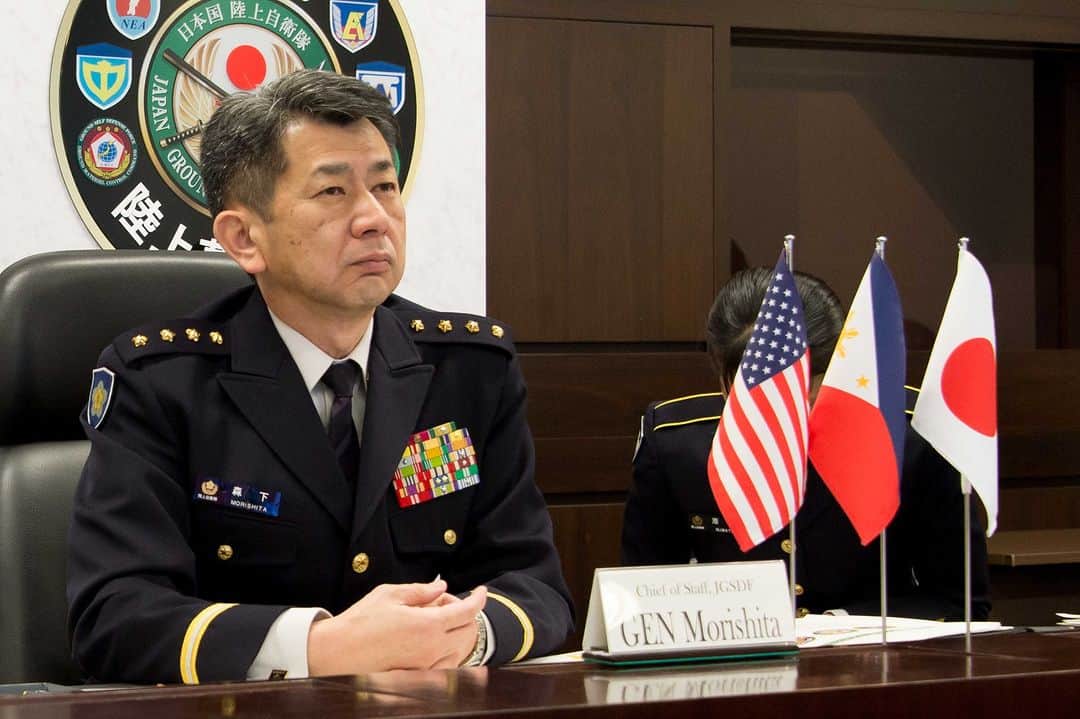 のインスタグラム：「４月２７日（木）、森下陸上幕僚長は、ギアラン比海兵隊司令官及びジャーニー米太平洋海兵隊司令官とＶＴＣで三者懇談しました。陸自隊員によるカマンダグ演習参加やバリカタン演習オブザーバー参加を通じ、フィリピン国内における日米比陸軍種間の連携を強化していくことで一致しました。🇵🇭🇯🇵 #陸上自衛隊 #JGSDF #FOIP   On April 27, 2023, GEN Morishita, COS of JGSDF hold the trilateral VTC meeting with LTGEN Gaerlan, Commandant of the Philippine Marnie Corps, and LTG Jurney, Commander of USMARFOPAC.  Three leadership agreed to further strengthen JPN-US-PHL trilateral partnership in the Philippines through JGSDF’s participation in KAMANDAG exercise and observance of Balikatan exercise.🇵🇭🇯🇵 #JGSDF #FOIP」