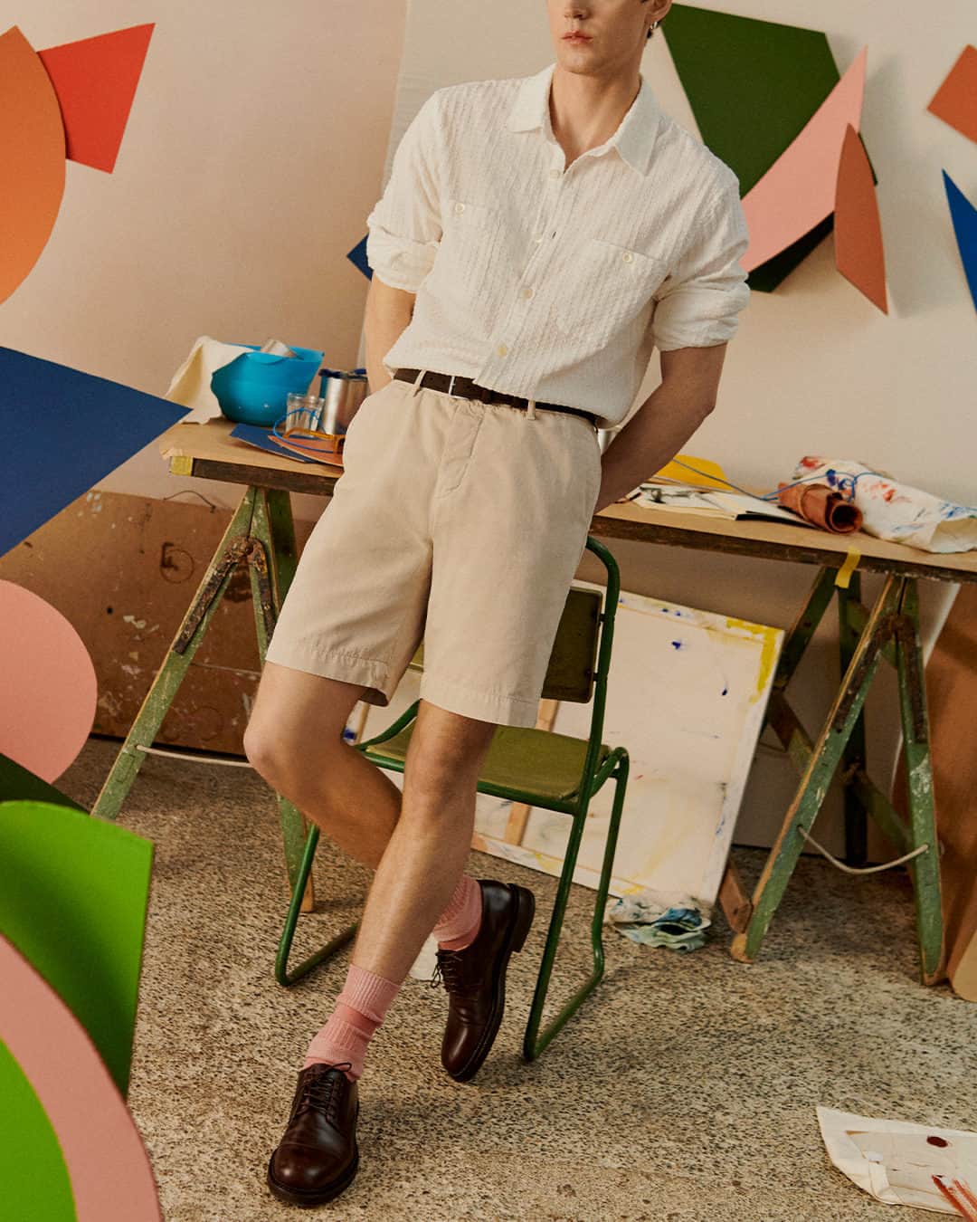 MR PORTERのインスタグラム：「A crisp white shirt deserves a place in every wardrobe. @mrp’s linen option is one of those staples that will run the gamut of sartorial situations. Versatile, timeless and perfect for the warmer weather to come.   Tap to shop and head to the bio to discover the latest pieces from Mr P.」