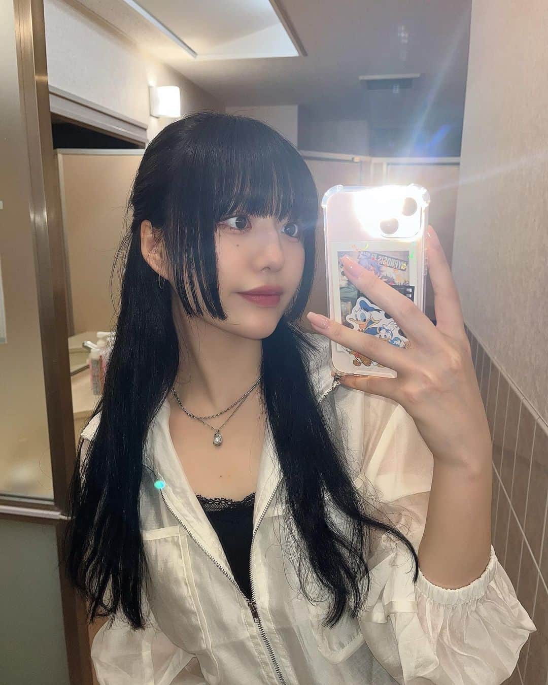 月雲ねるのインスタグラム：「いま流行ってる内カメを鏡にむける撮り方やりたいんだけど、あれでどうやって盛るんだよ‼️😠💢っつってる」