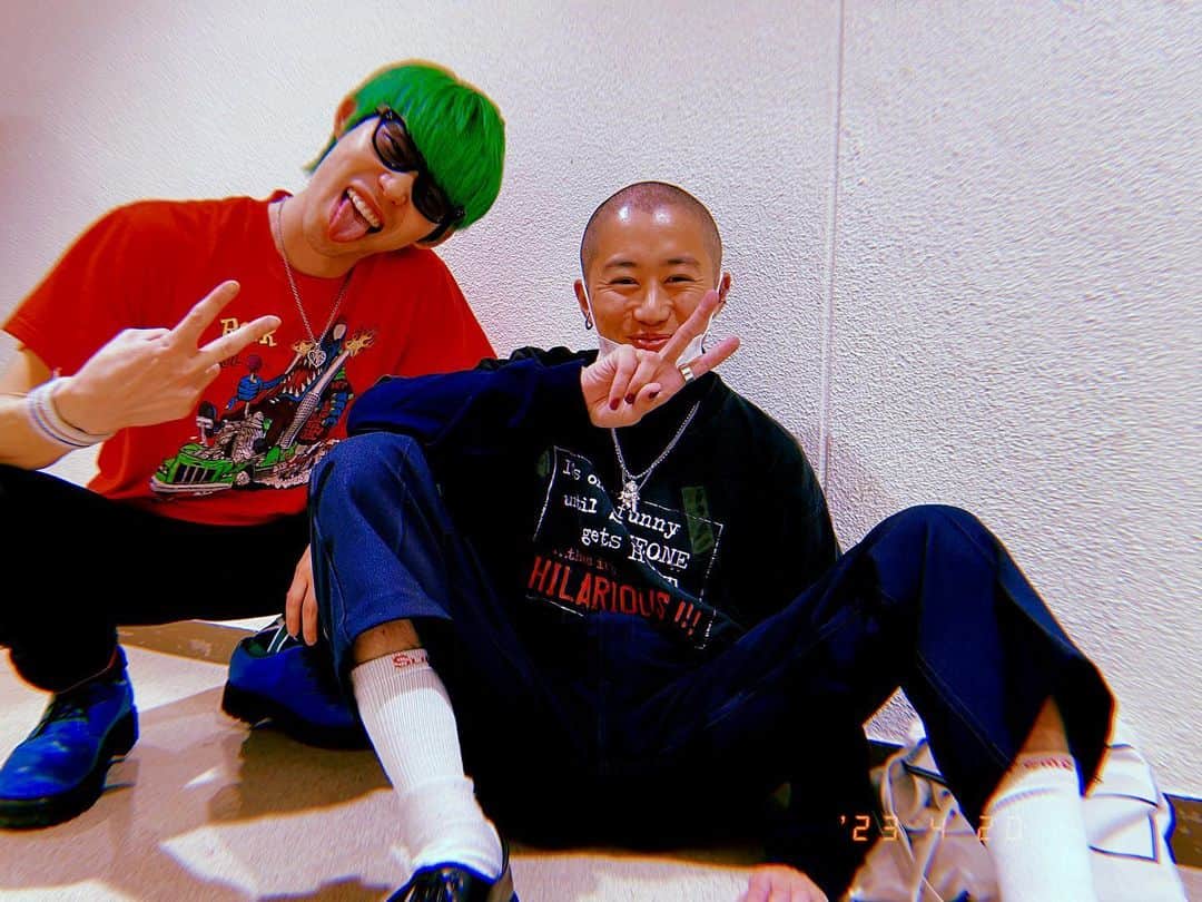 のインスタグラム：「明日は YUGO.っちとデニムスのカマチュー君と心斎橋パルコの地下(タンク酒場)でDJやりやす🎶 @yugo_artwork  タイテ決めずに 酒飲んで好きな音楽だけの時間！！ 乾杯しようぜ！！！18:00〜22:00まで🤘😎🎶🍻❤️‍🔥 @tanksakaba @kamachu_denims」