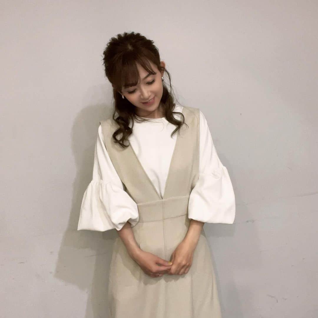 岡部玲子のインスタグラム：「白×ベージュ なんかこの組み合わせ好き💛  昨日は楽しい収録でした🎥 また改めて告知させて頂きますね☺️  実はここ最近(今日も)  タイミング悪っ😭  って思う出来事が多くて 予定通りに動けないし ちょっと落ち込んでいましたが 昨日の楽しい収録はホント 気持ちも明るくなりました☺️✨  準備してくださった皆様 盛り上げてくださった皆様に感謝です🙏✨  プライベートではなかなか 自分の自由時間が持てないけれど (そのせいか？！最近糖質中毒気味😱いかん…。)  踏ん張る💪 頑張る💪  さー  明日も頑張ろうっ💪  皆様 今日もお疲れ様でした✨ 明日もよい1日を😉  #岡部玲子 #タレント　#レポーター　#競馬　#競馬キャスター　#収録　#衣装　#ヘアアレンジ　#楽しかった　#感謝」