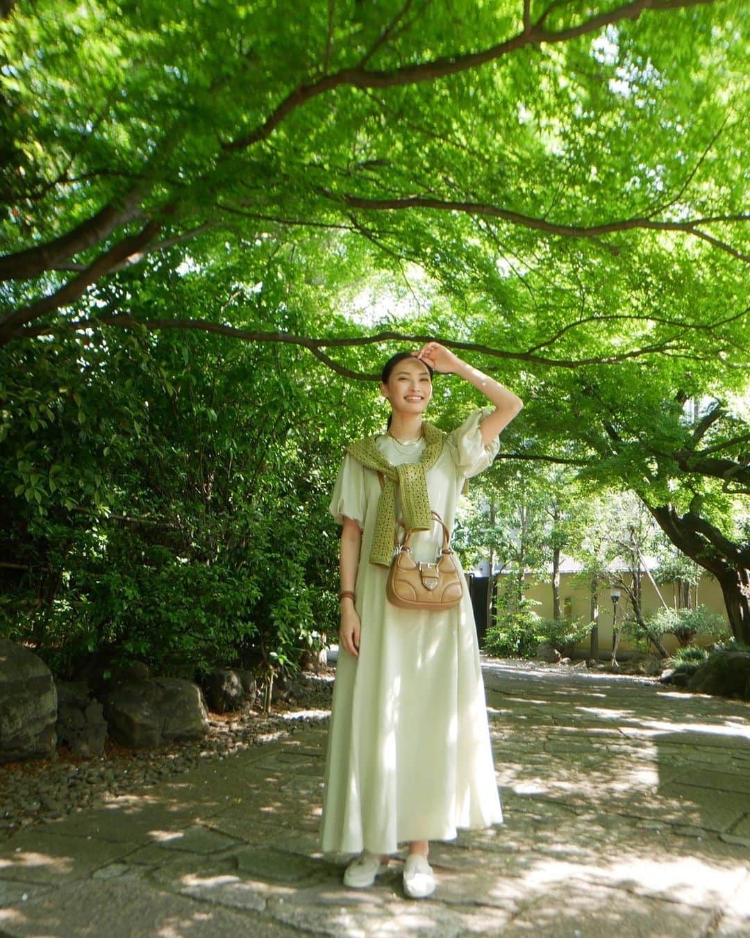 大政絢のインスタグラム：「#今日の絢服  本日発売のMila Owenさんとのコラボアイテムのワンピース💚 ついに私の手元に！  どうでしょうか？🤭  こちらの色お気に入り💚  dress #milaowen  bag #prada  shoes #loropiana」