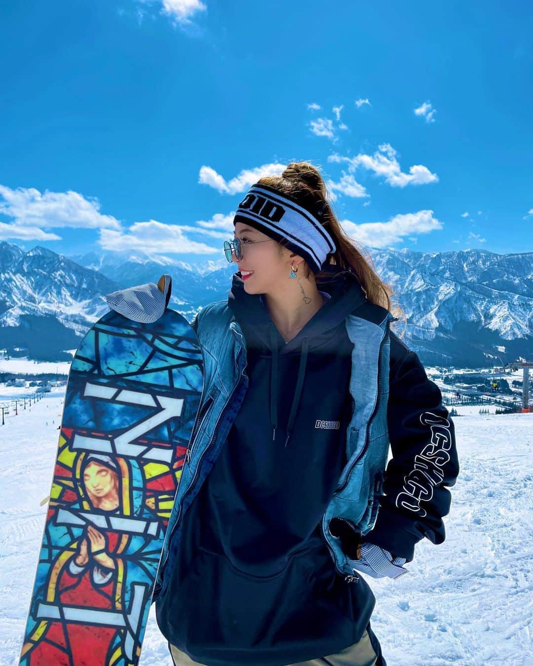 つっきさんのインスタグラム写真 - (つっきInstagram)「💙🤍💙🤍💙🤍 ． 岩原写真まだあるから載せよ🤗❤️ この日のコーデ好きだー🙋‍♀️💙 お気に入りヘアバンは ➡️ @helloid_japan  インナーのパーカと🩳🥊は ➡️ @dcshoes_japan @dc_snowboarding  @dc_womens @dcshoes  ベストは実はワークマンだよ✌️ ． 時差投稿早く終わらせたい😇笑 はー❤️首のタトゥーかわい🤤💖 またやろ😏🤭🤦‍♀️💟 ． ． #snowboarding #snowboard #snowboardgirl #dc #dcsnowboarding  #awesome #hermosa #helloid_japan #sunnyday #goodday #swag  #스노우보드 #스노보드 #스키장 #보드복  #スノーボード #スノボー #スノボ #スノボ女子 #スノボー女子 #スノーボード女子 #春だね #ゴールデンウィーク #春スノボ #ワークマン #アウトドア #アクティブ #ジャグアタトゥー #イケイケのイケ #すきすきのすき❤️」4月27日 20時04分 - tukki007