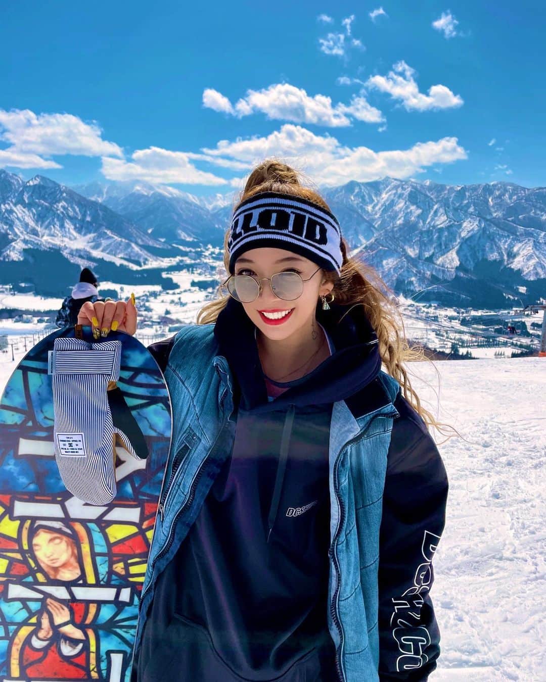 つっきさんのインスタグラム写真 - (つっきInstagram)「💙🤍💙🤍💙🤍 ． 岩原写真まだあるから載せよ🤗❤️ この日のコーデ好きだー🙋‍♀️💙 お気に入りヘアバンは ➡️ @helloid_japan  インナーのパーカと🩳🥊は ➡️ @dcshoes_japan @dc_snowboarding  @dc_womens @dcshoes  ベストは実はワークマンだよ✌️ ． 時差投稿早く終わらせたい😇笑 はー❤️首のタトゥーかわい🤤💖 またやろ😏🤭🤦‍♀️💟 ． ． #snowboarding #snowboard #snowboardgirl #dc #dcsnowboarding  #awesome #hermosa #helloid_japan #sunnyday #goodday #swag  #스노우보드 #스노보드 #스키장 #보드복  #スノーボード #スノボー #スノボ #スノボ女子 #スノボー女子 #スノーボード女子 #春だね #ゴールデンウィーク #春スノボ #ワークマン #アウトドア #アクティブ #ジャグアタトゥー #イケイケのイケ #すきすきのすき❤️」4月27日 20時04分 - tukki007