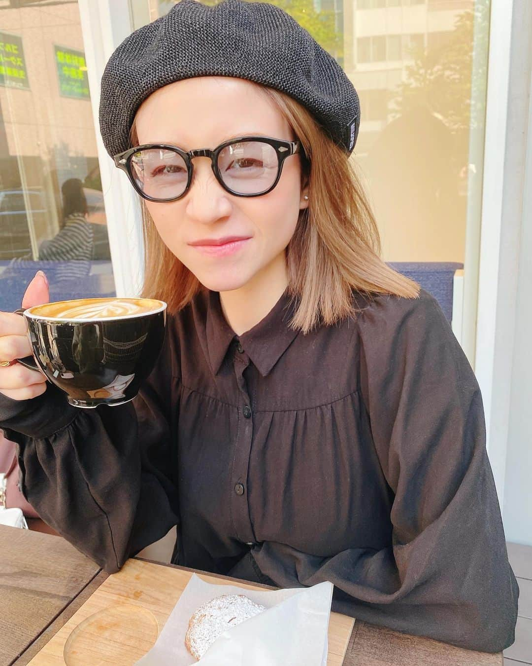 帆春さんのインスタグラム写真 - (帆春Instagram)「. おカフェ！☕️  #ハイトーン #ブリーチ #ハイライト #ボブ #切りっぱなしボブ #ハイトーンボブ #カラー  #cafe #カフェ #カフェラテ #レモンパイ  #サマーベレー #milkfed #ミルクフェド  #ワンピース #onepiece #zara #moscot   いい天気で気持ち良かったねぇ〜！☀️  花粉終わって 肌の調子良くなって嬉しい！」4月27日 20時04分 - hoharu_oyama